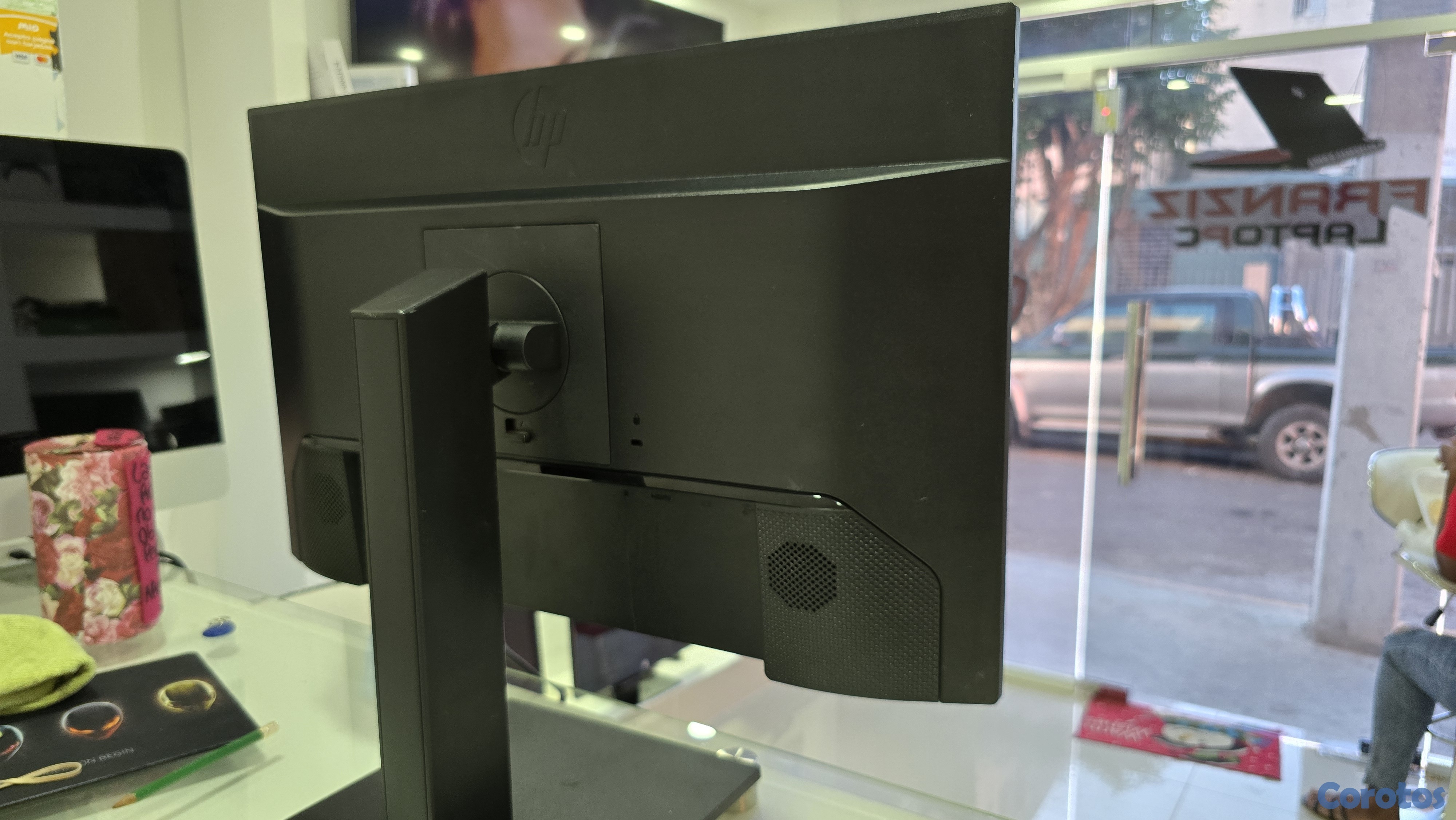 computadoras y laptops - Monitor hp de 24 Pulg ips sin Bordes hdmi 1080p trae Bocinas internas  2