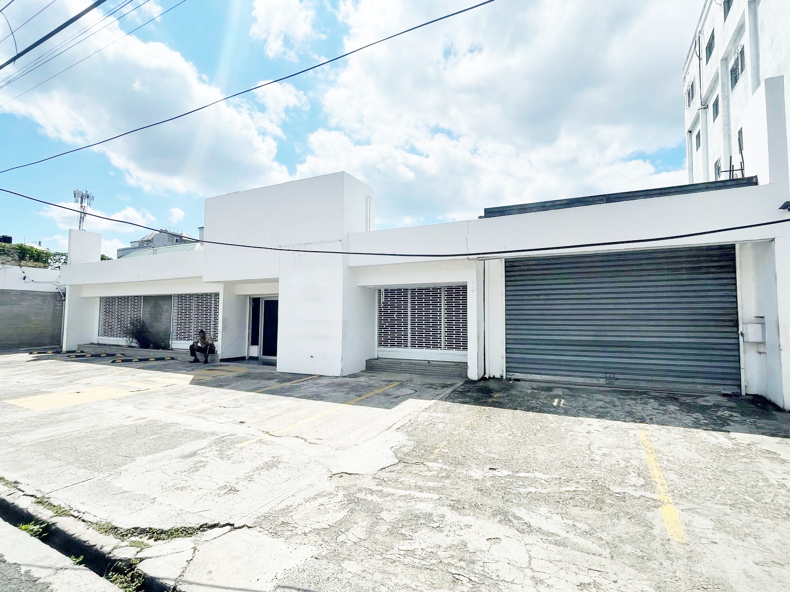 oficinas y locales comerciales - Local céntrico y comercial  4