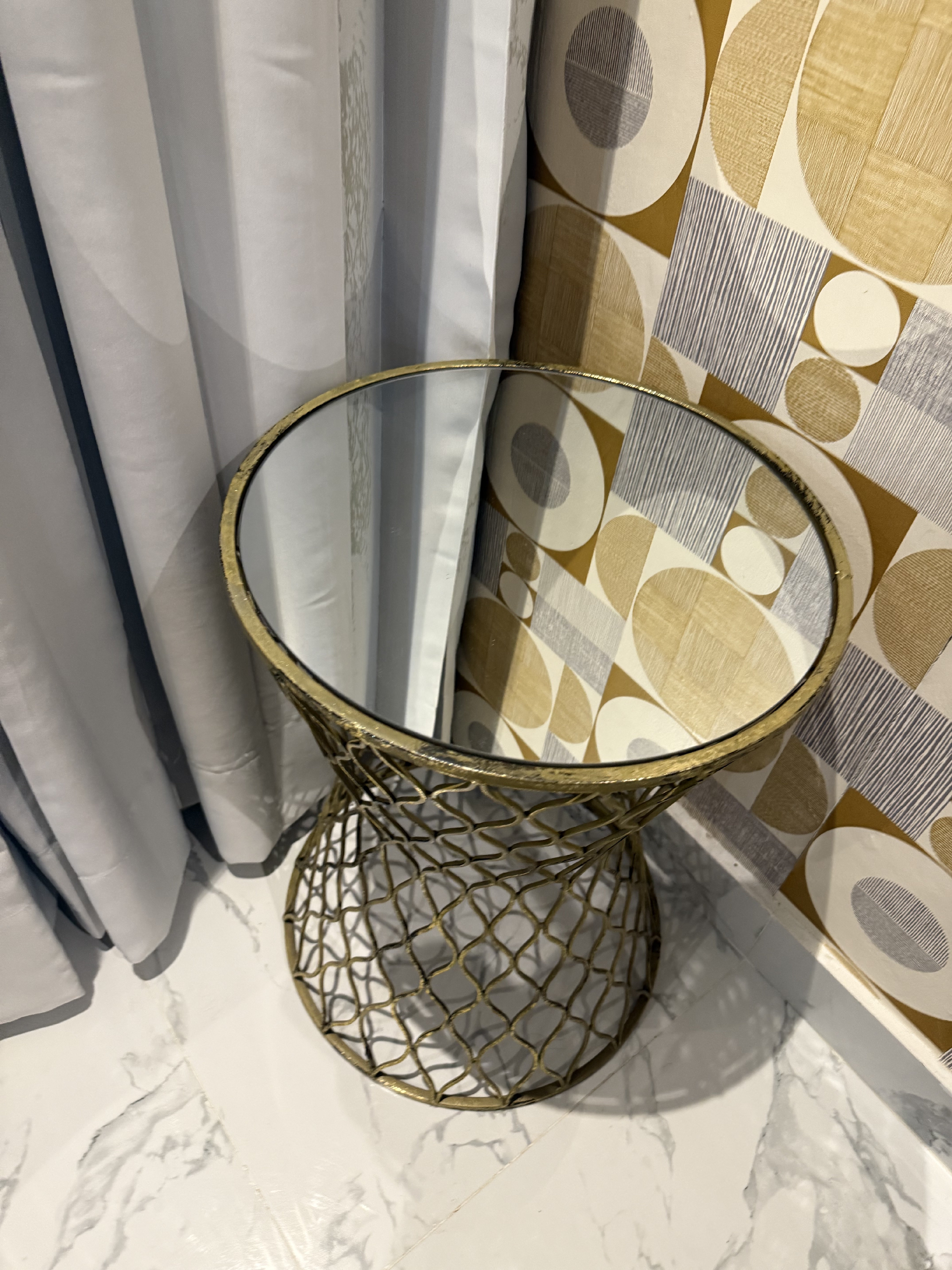 decoración y accesorios - Mesa en hierro dorada con tope en espejo 1