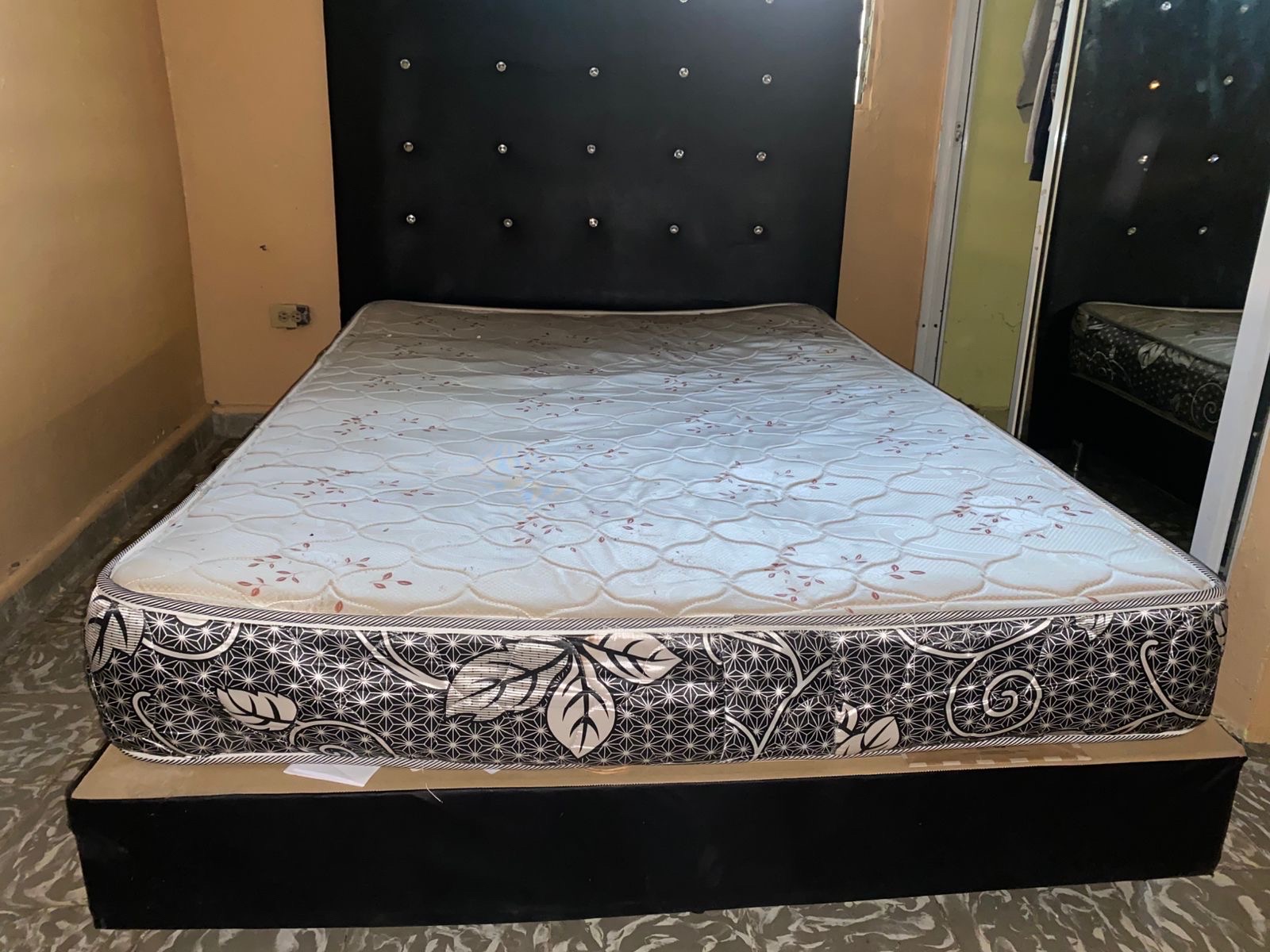 muebles y colchones - Base de 54, regalo colchón y espaldar 0