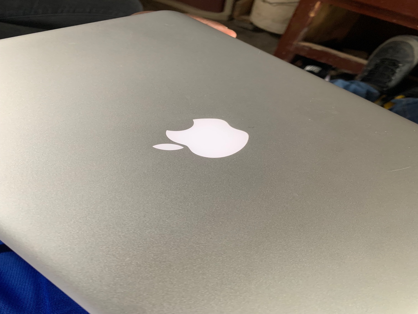 computadoras y laptops - MacBooks pro 2012 en perfecta condiciones solo un crack en la parte derecha 