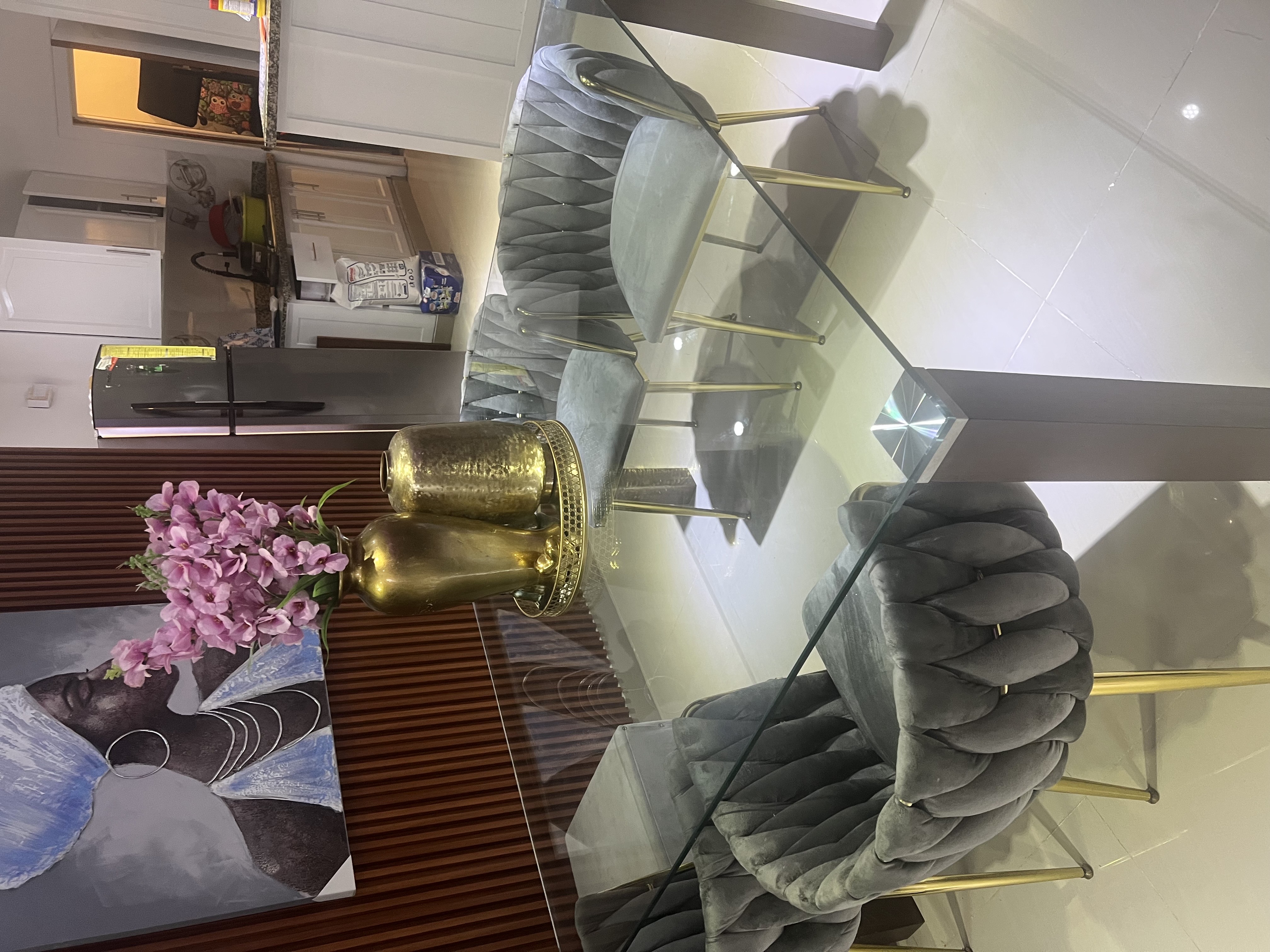 muebles y colchones - mesa de cristal san isidro 13 mil pesos  no es negociable está muy bien de preci