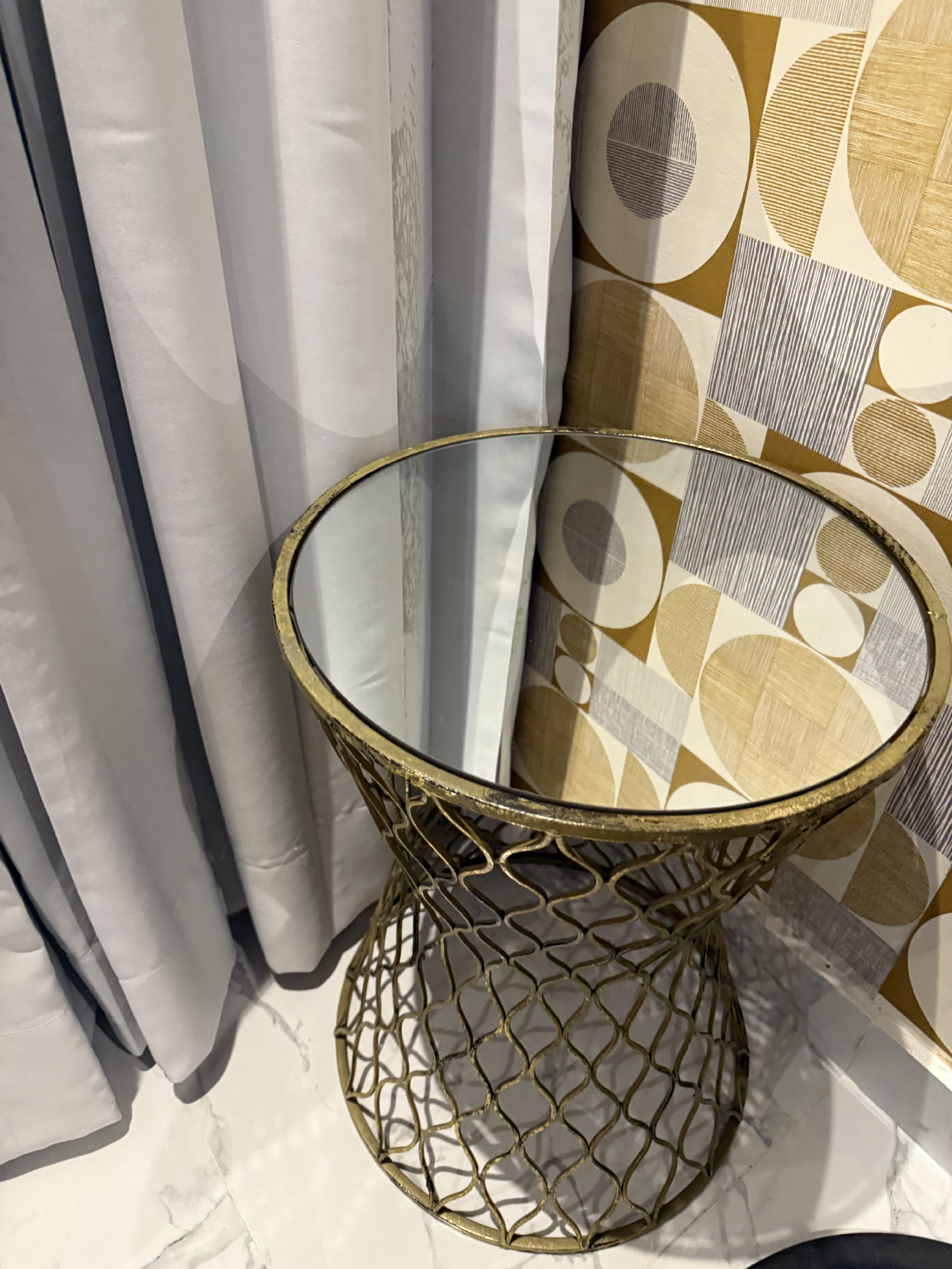 decoración y accesorios - Mesa en hierro dorada con tope en espejo 2