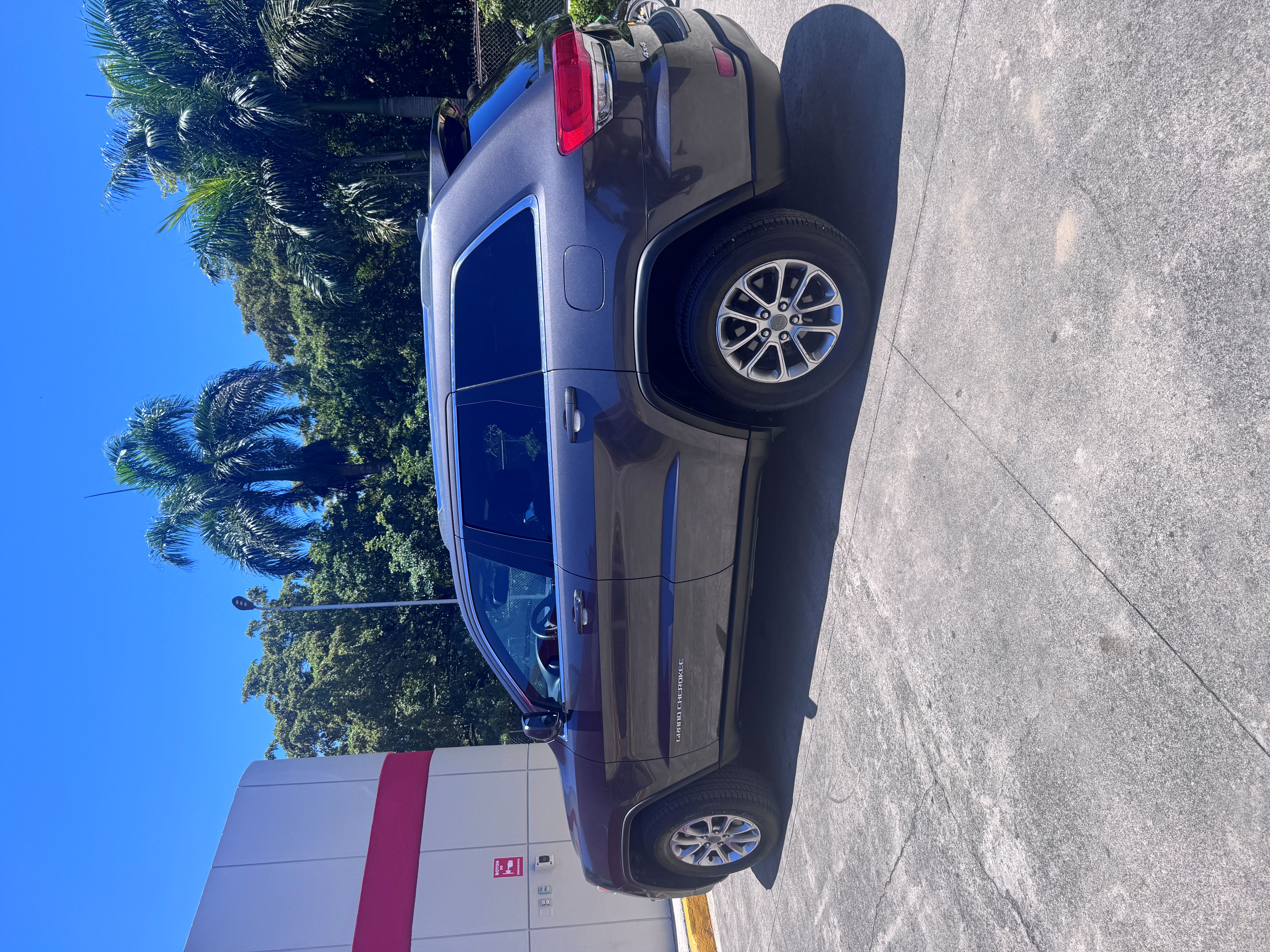 jeepetas y camionetas - Jeep Grand Cherokee laredo 4x4 en excelente estado