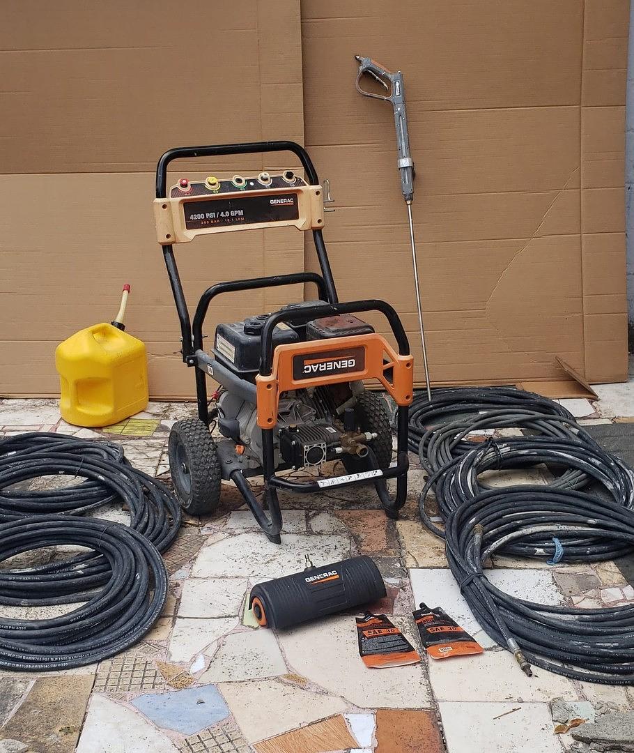equipos profesionales - BOMBA DE LAVADO A PRESION - Gasolina - 4,200 PSI + Accesorios 