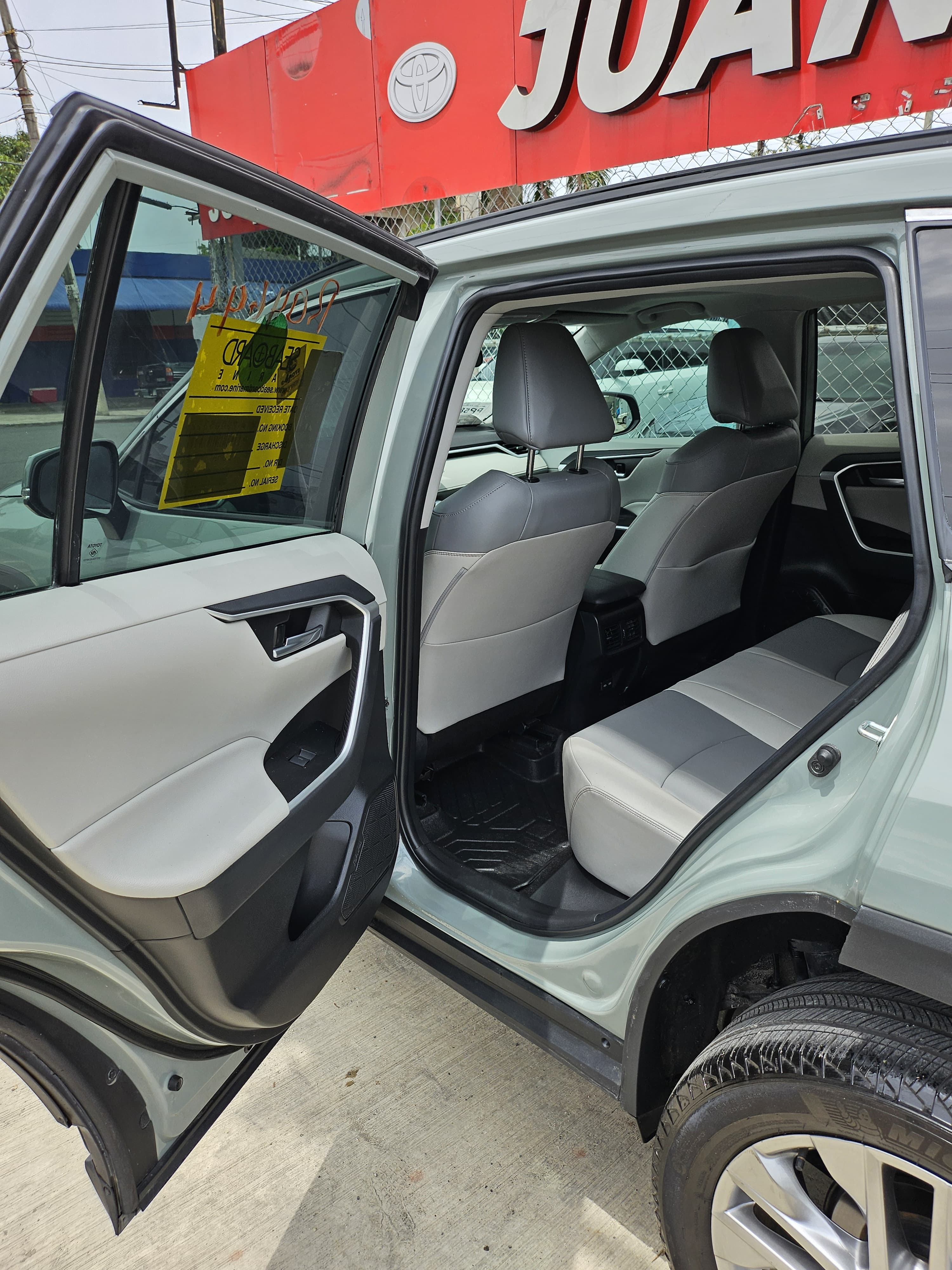 jeepetas y camionetas - Toyota rav4 xle premium 2023 AWD 4