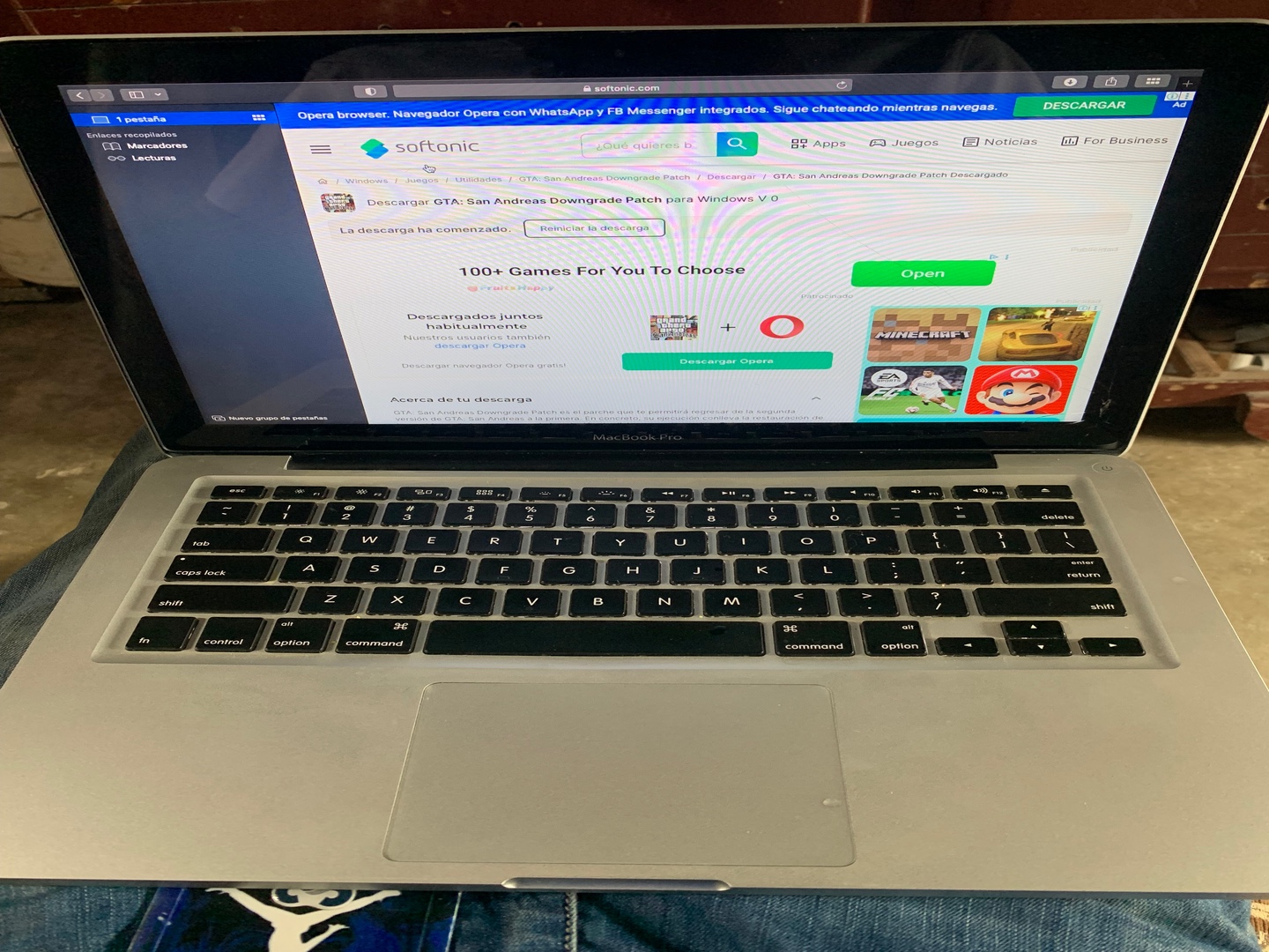 computadoras y laptops - MacBooks pro 2012 en perfecta condiciones solo un crack en la parte derecha  1
