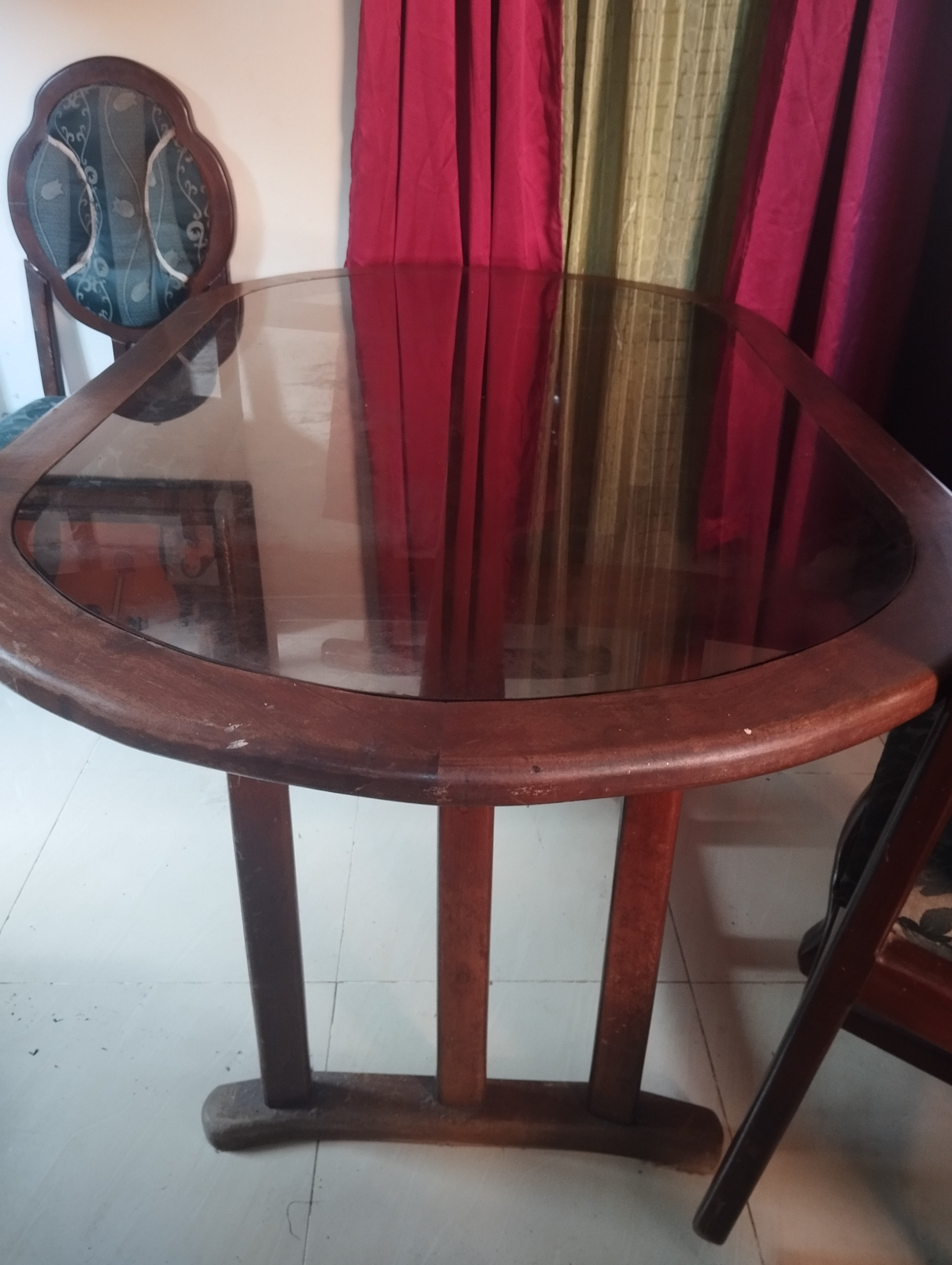muebles y colchones - mesa de caoba  con tope de cristal 6 sillas. negociable  6