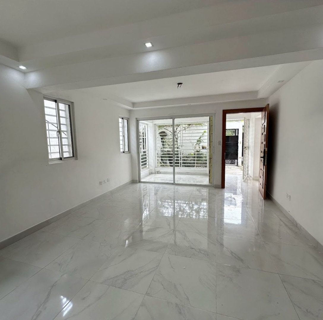 casas - Casa en alquiler de tres niveles! 🏡, Jacobo Majluta – Santo Domingo Norte.
 2
