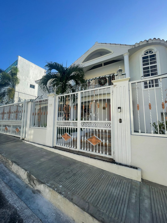 casas - Rento casa de 2 Niveles 4 habitaciones 4 parqueos 