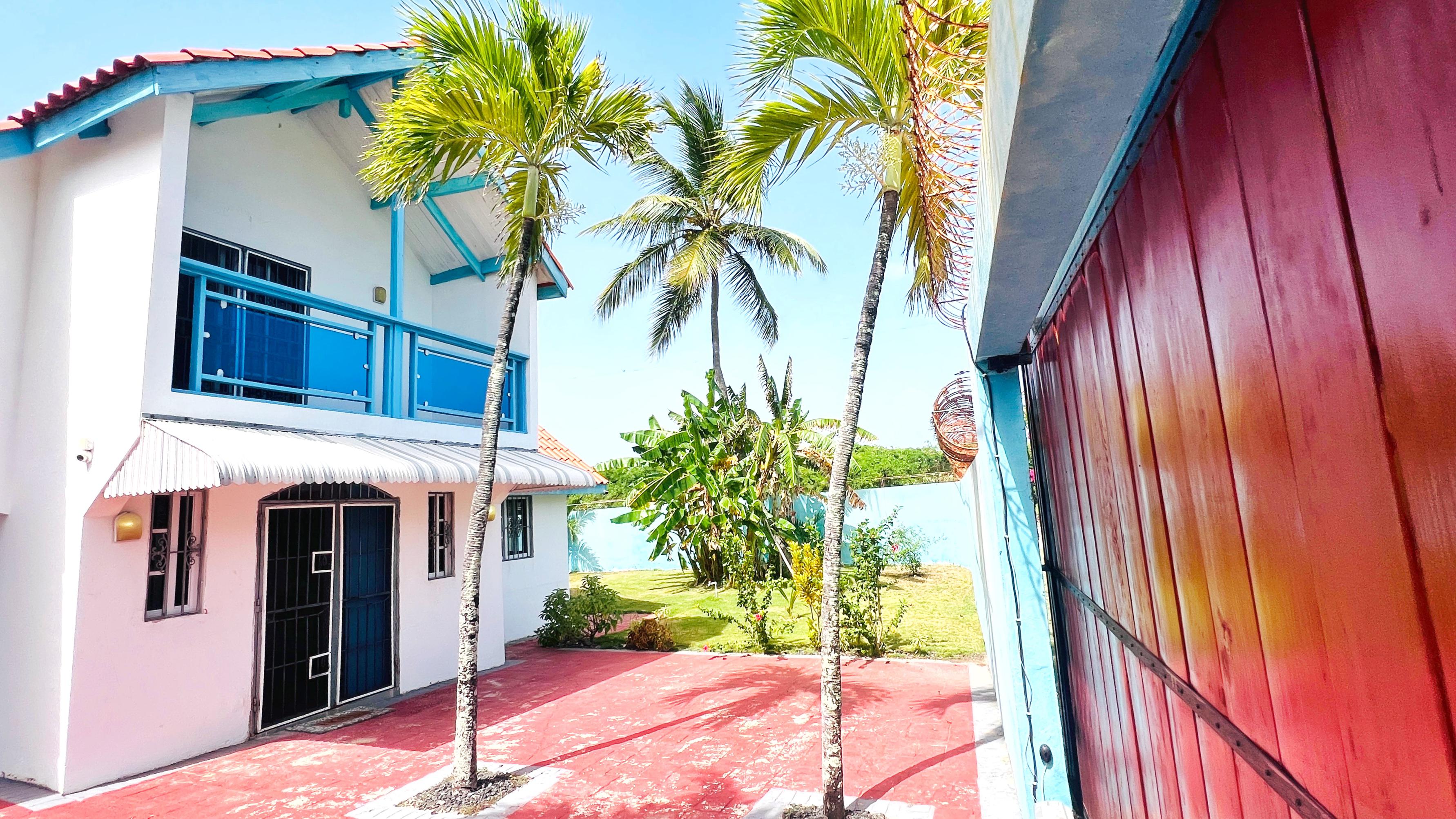casas vacacionales y villas - Villa en Venta en Juan Dolio a paso de la Playa 0