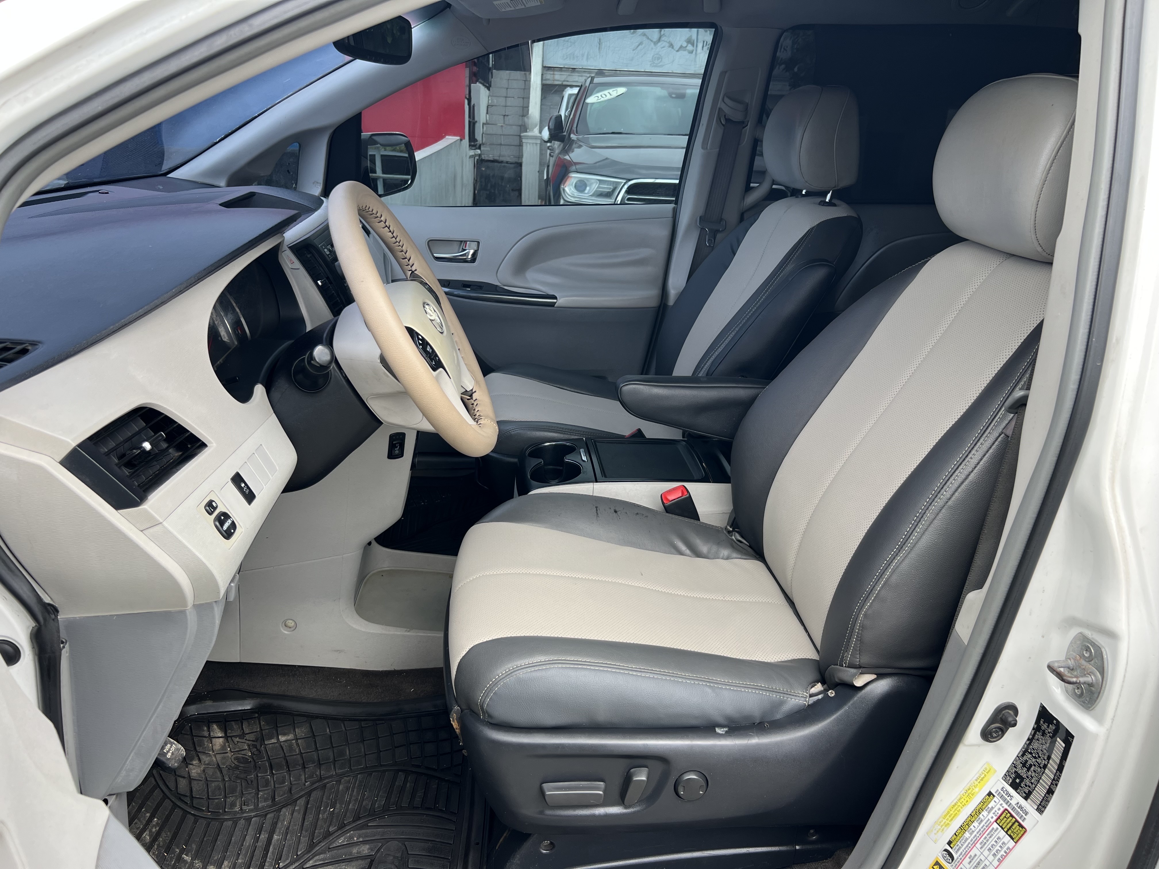 jeepetas y camionetas - Toyota Sienna 2014 6