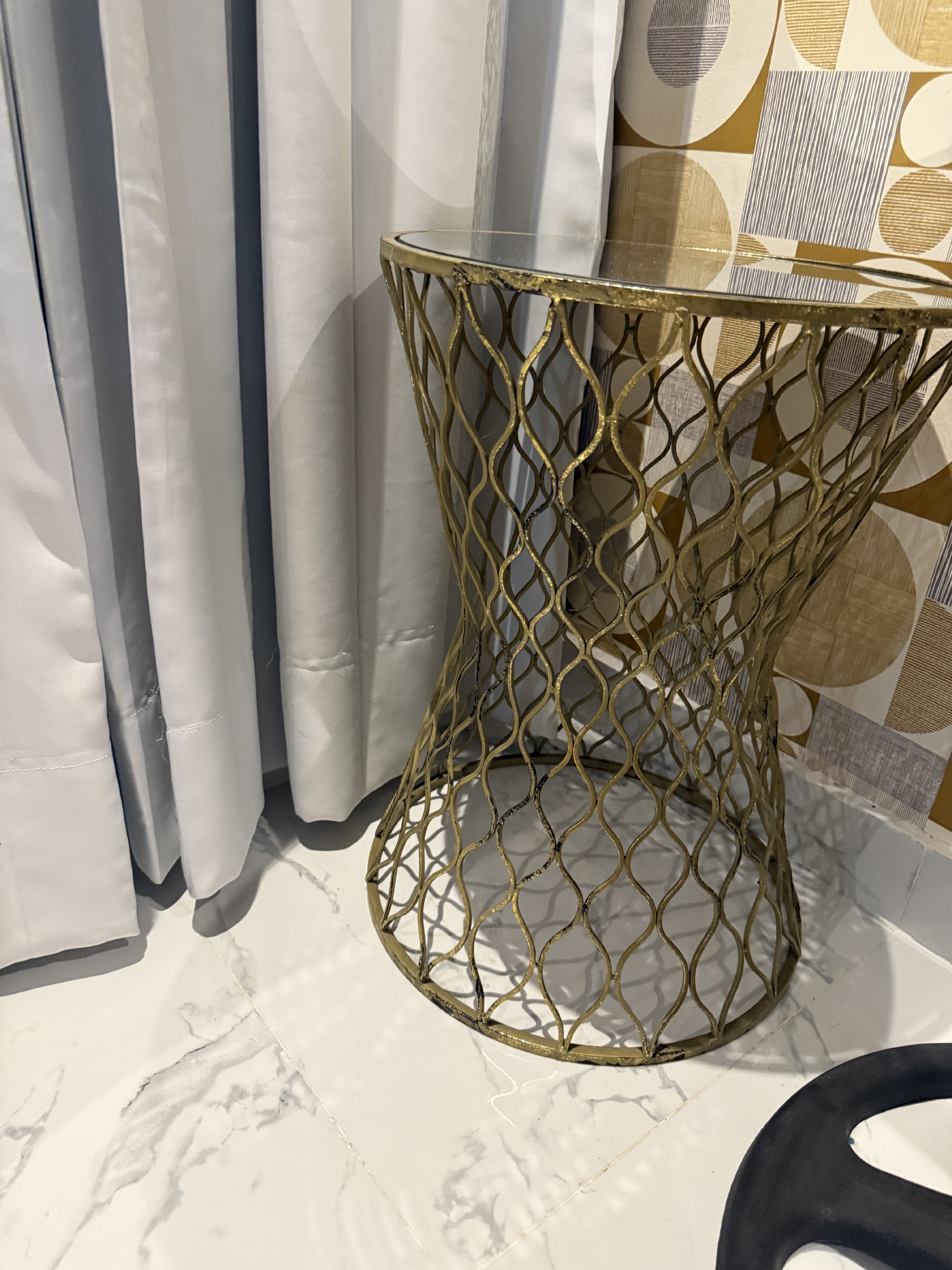decoración y accesorios - Mesa en hierro dorada con tope en espejo 3