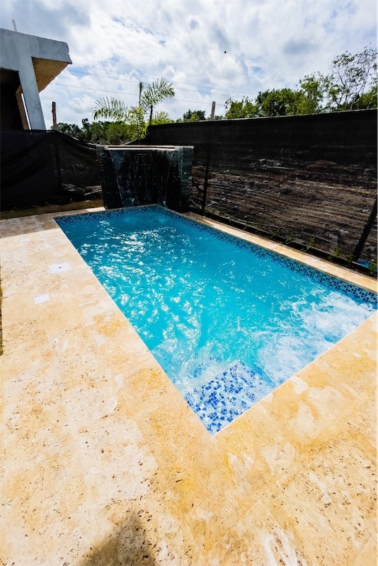 casas vacacionales y villas - Venta de Villa nueva con piscina en Bavaro punta cana zona turística 4
