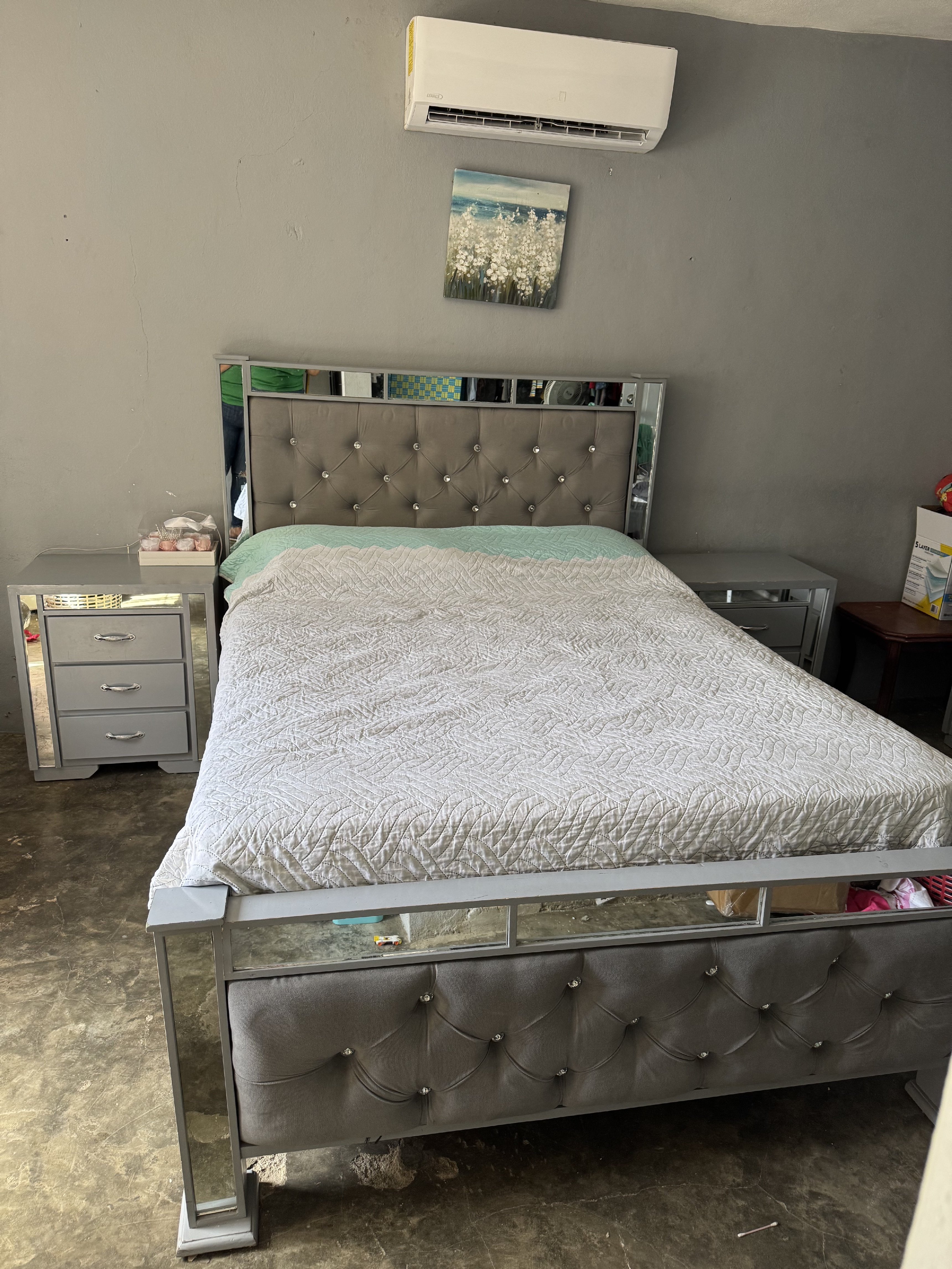 muebles y colchones - Queen size cama, mesas de noche y gavetero 