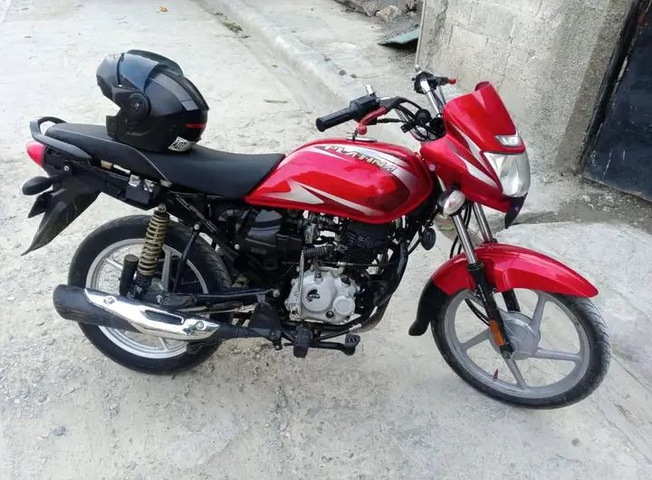 motores y pasolas - bajaj platina 100 tiene todo su plástico como nuevo 1