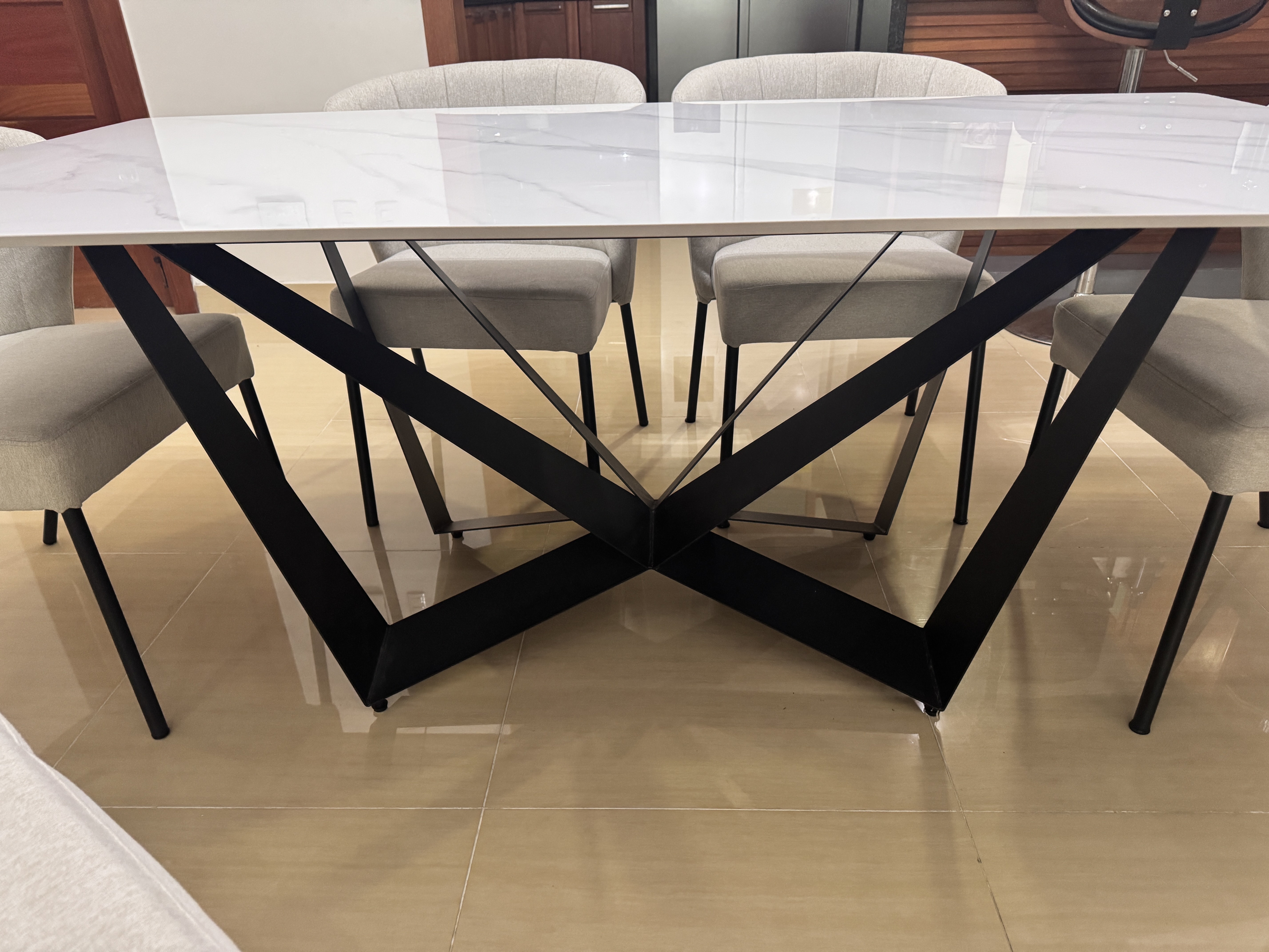 muebles y colchones - Comedor tope tipo marmol y base de metal negro con 6 sillas 9/10 2
