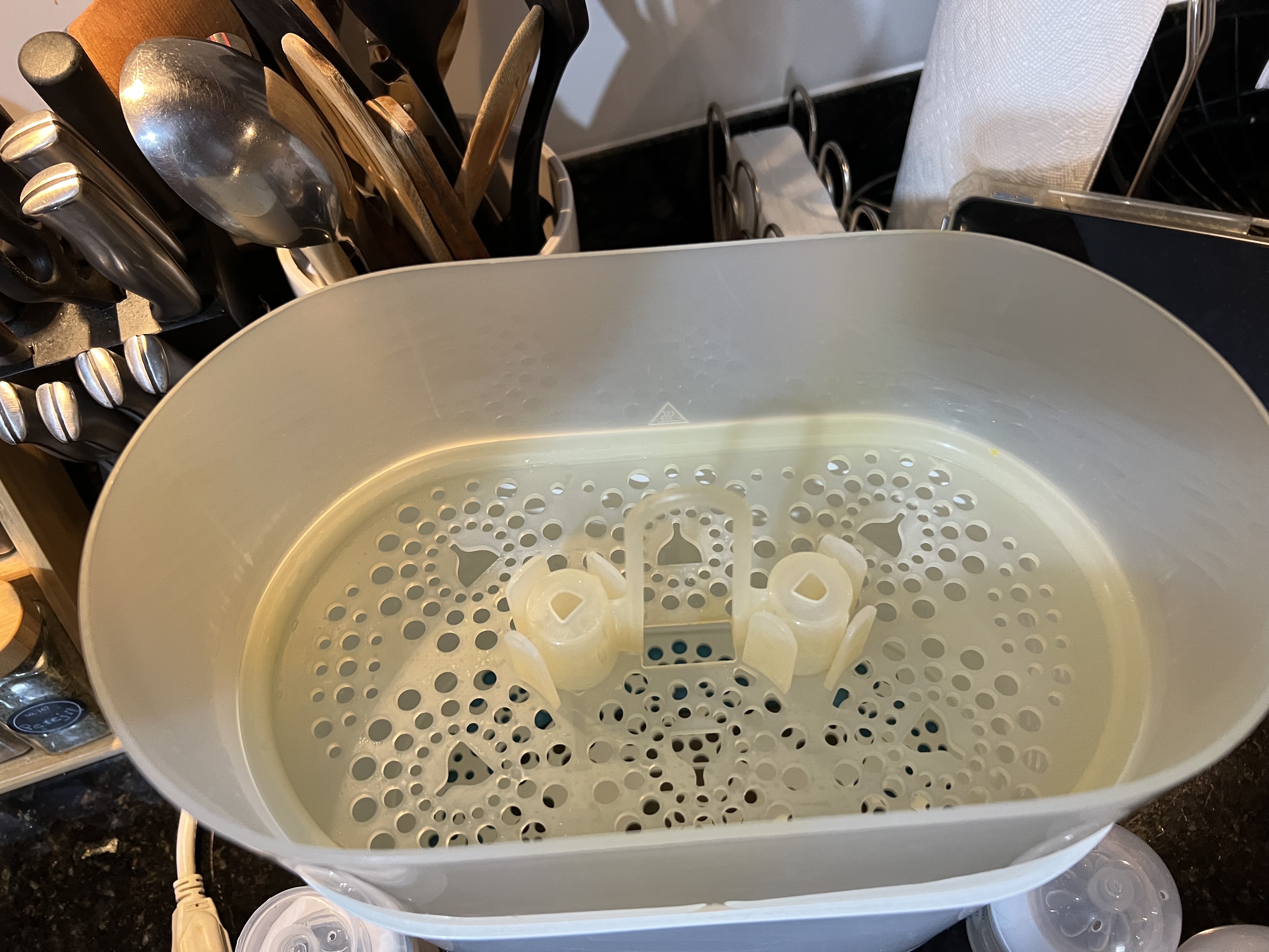cuidado y nutricion - Esterilizador + 5 biberones de 4onz  5