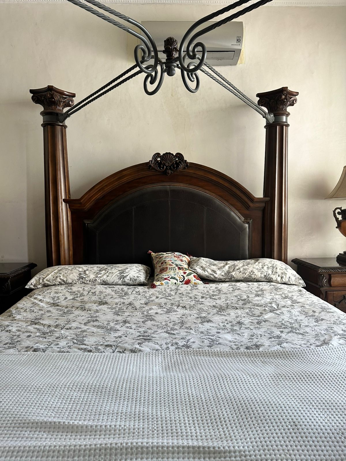 muebles y colchones - Juego de cama king size en caoba 1