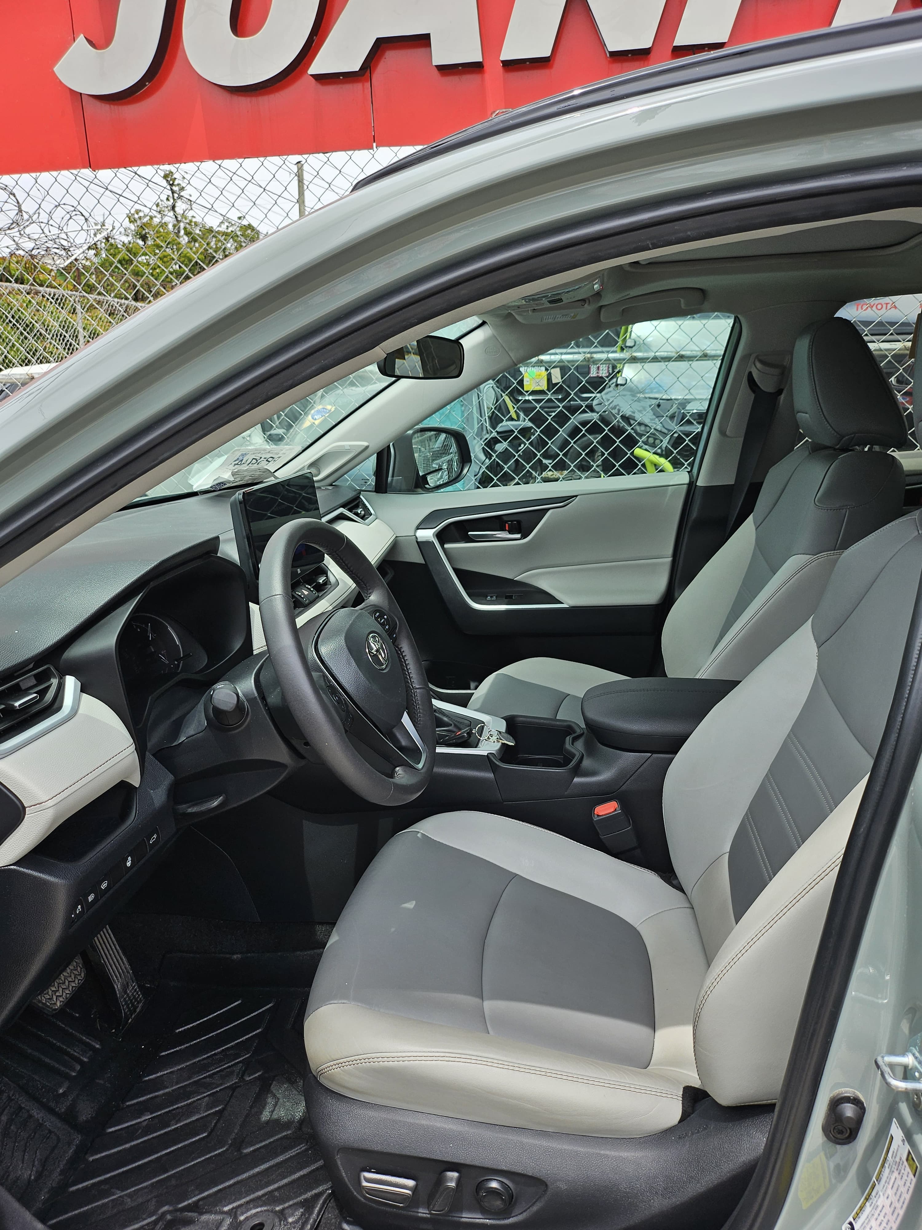 jeepetas y camionetas - Toyota rav4 xle premium 2023 AWD 5
