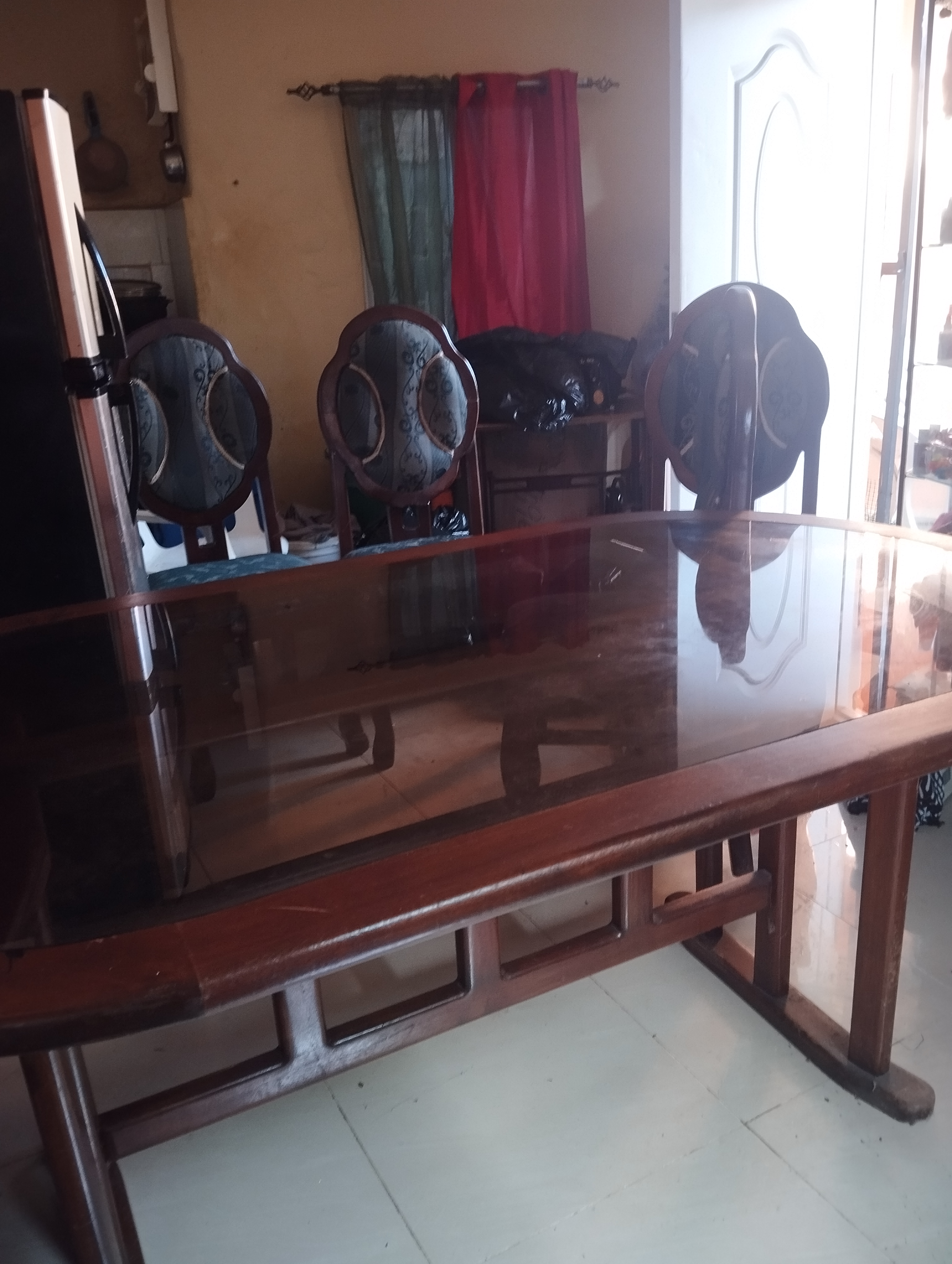 muebles y colchones - mesa de caoba  con tope de cristal 6 sillas. negociable  7