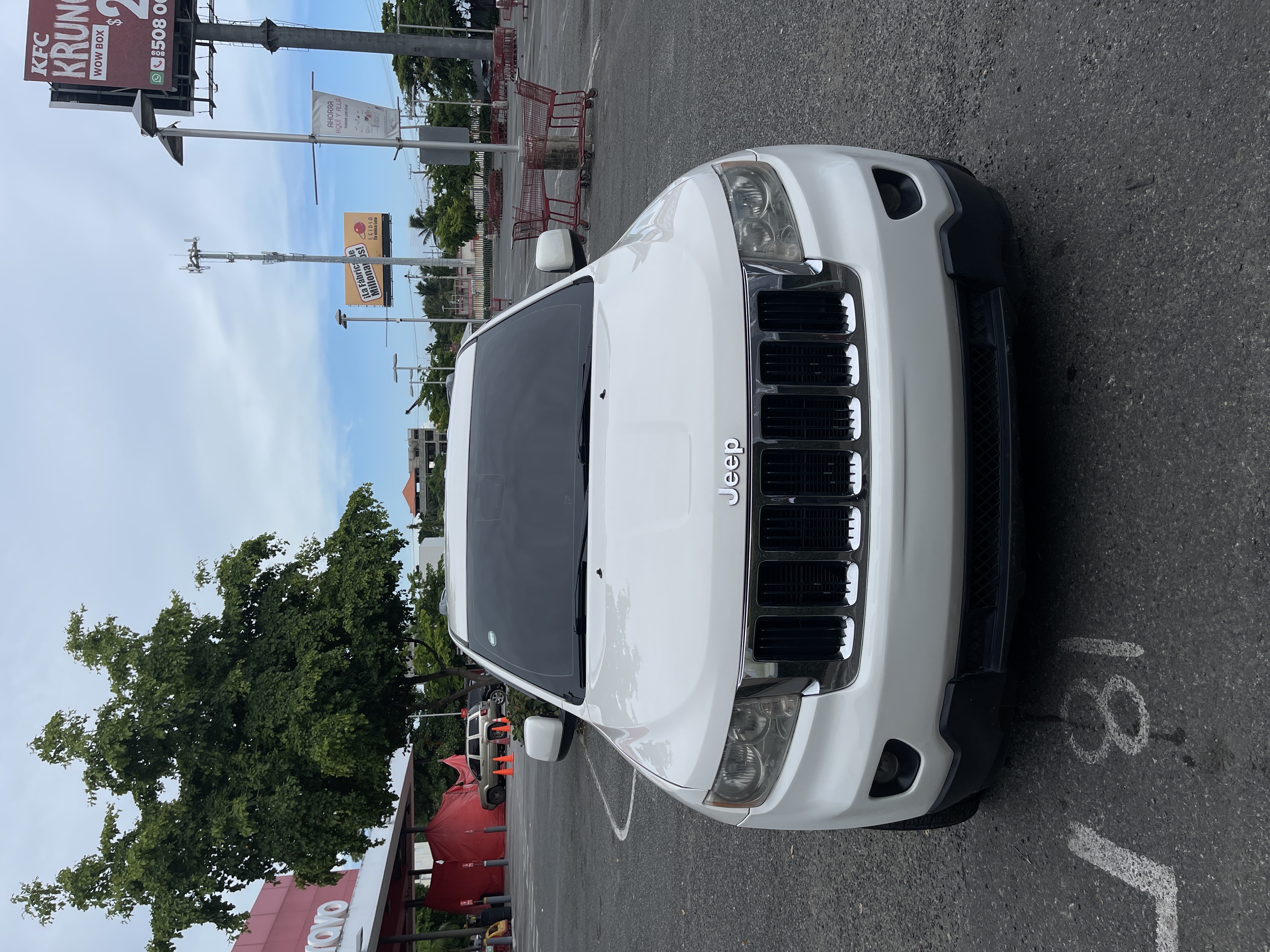 jeepetas y camionetas - JEEP CHEROKEE LAREDO 2011 buenas condiciones  6