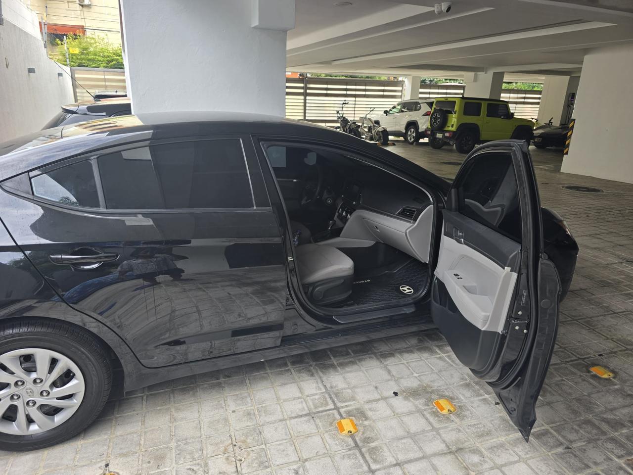 carros - Hyundai Avante color negro  2