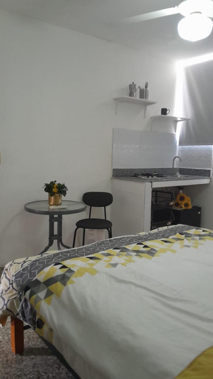 habitaciones y viviendas compartidas - Habitación Independiente Urb. Fernandez 4