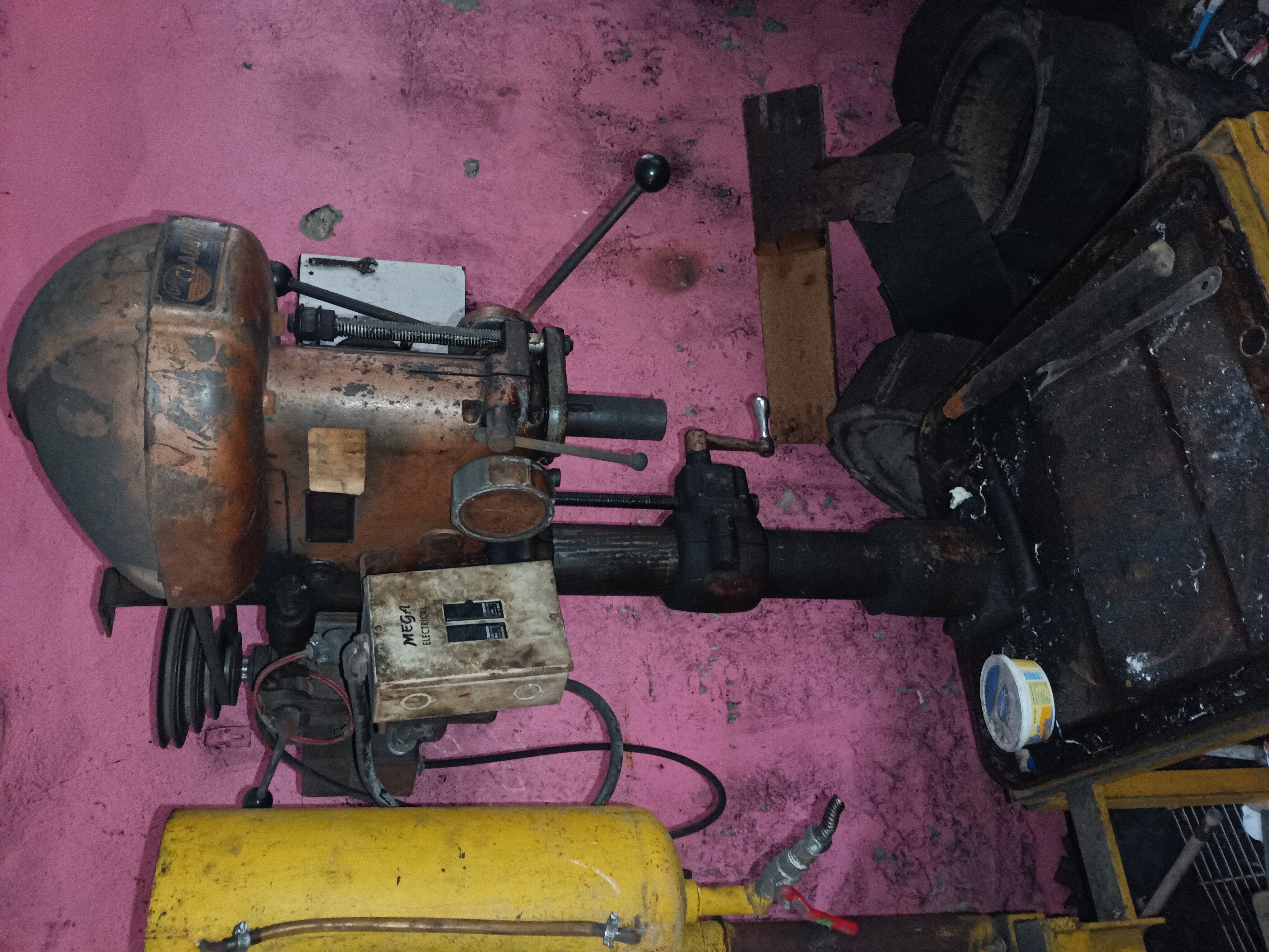 equipos profesionales - Taladro clausing industrial con su prensa 1