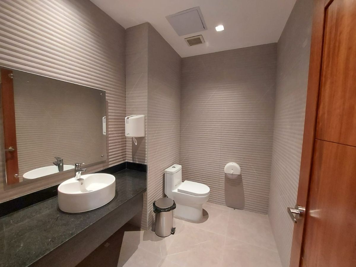 oficinas y locales comerciales - Alquilo Local 76  mts 3er   piso Torre Corporativa en Evaristo
 1