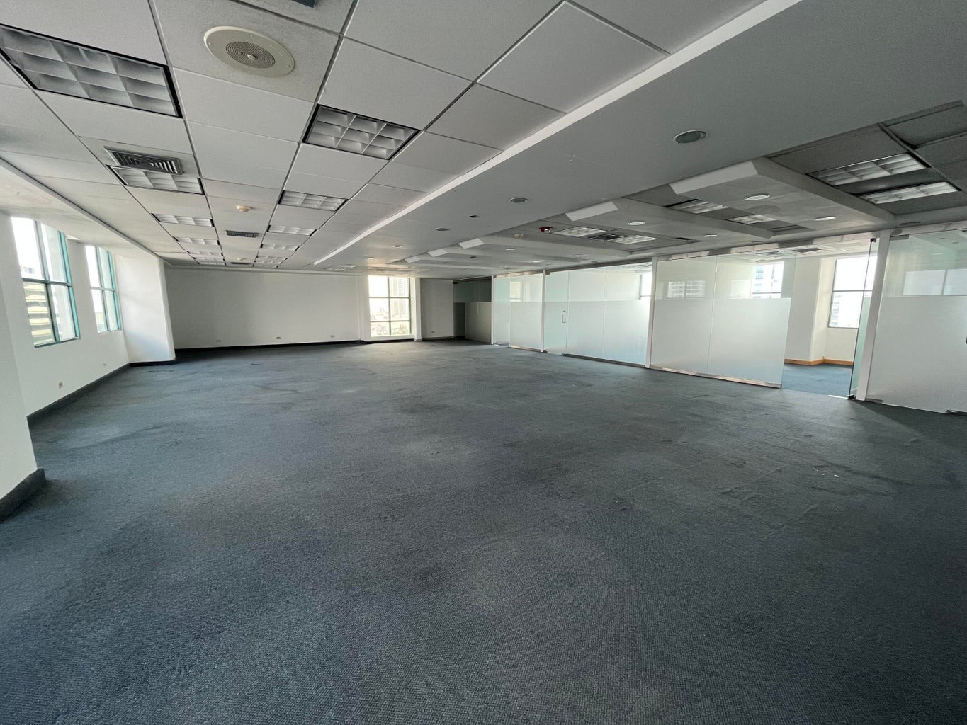 oficinas y locales comerciales - Lujoso Torre Corporativo con Local de 540 m2 en Alquiler Piantini  4