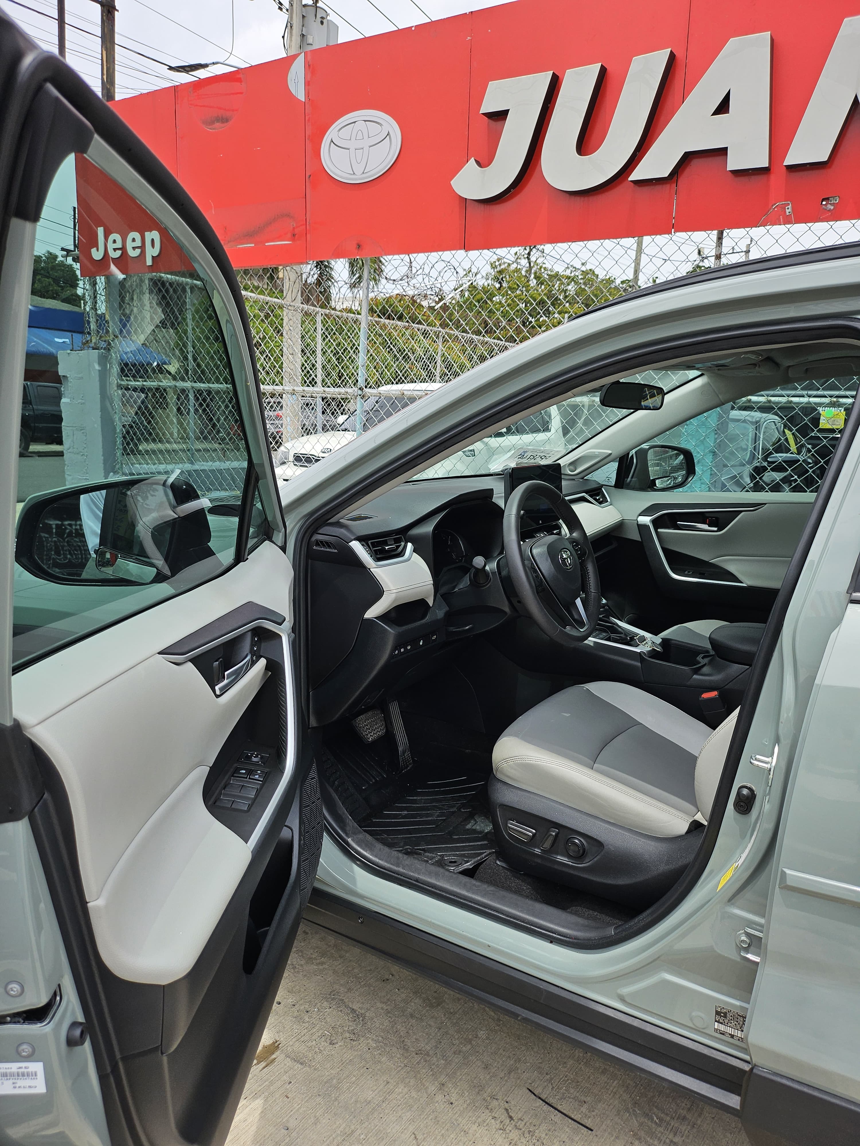 jeepetas y camionetas - Toyota rav4 xle premium 2023 AWD 7