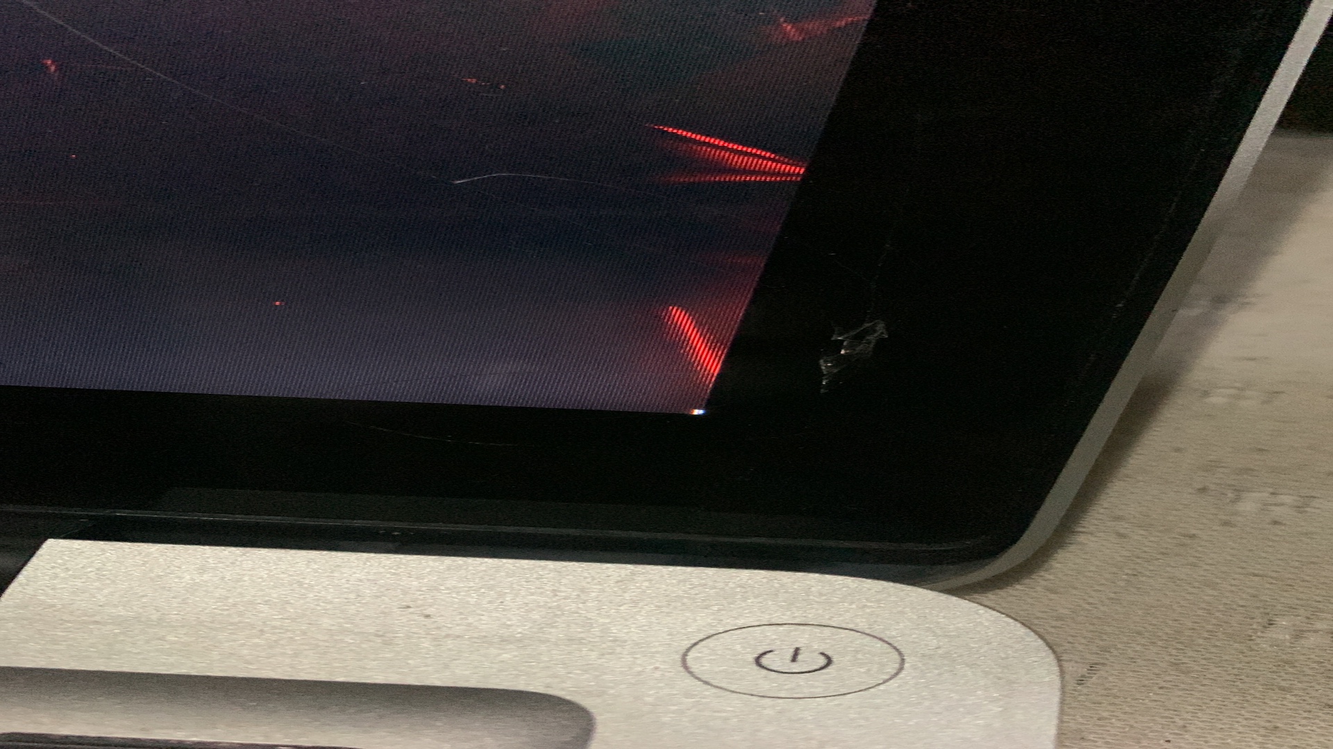 computadoras y laptops - MacBooks pro 2012 en perfecta condiciones solo un crack en la parte derecha  4