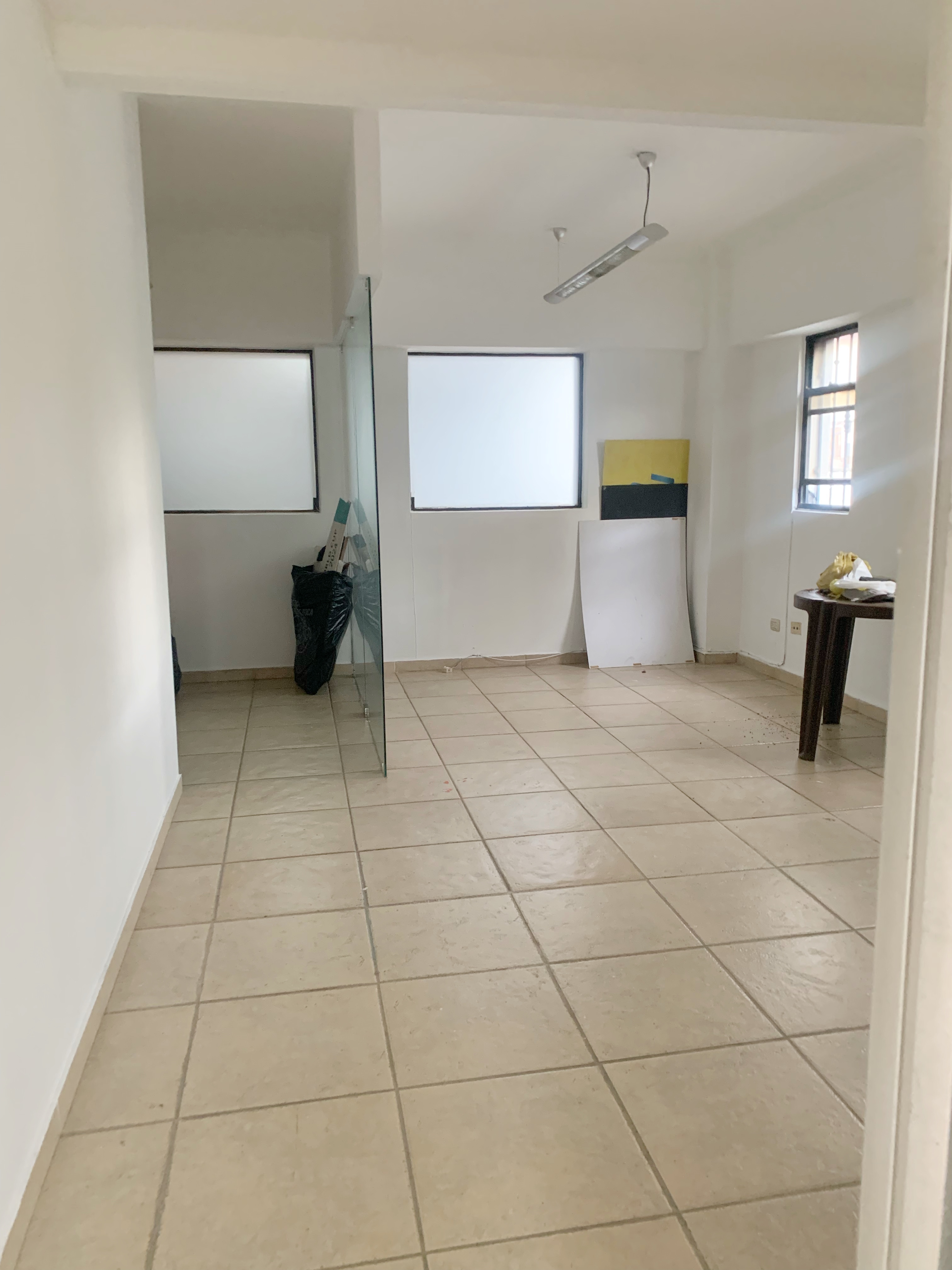 oficinas y locales comerciales - Local céntrico y amplio  1
