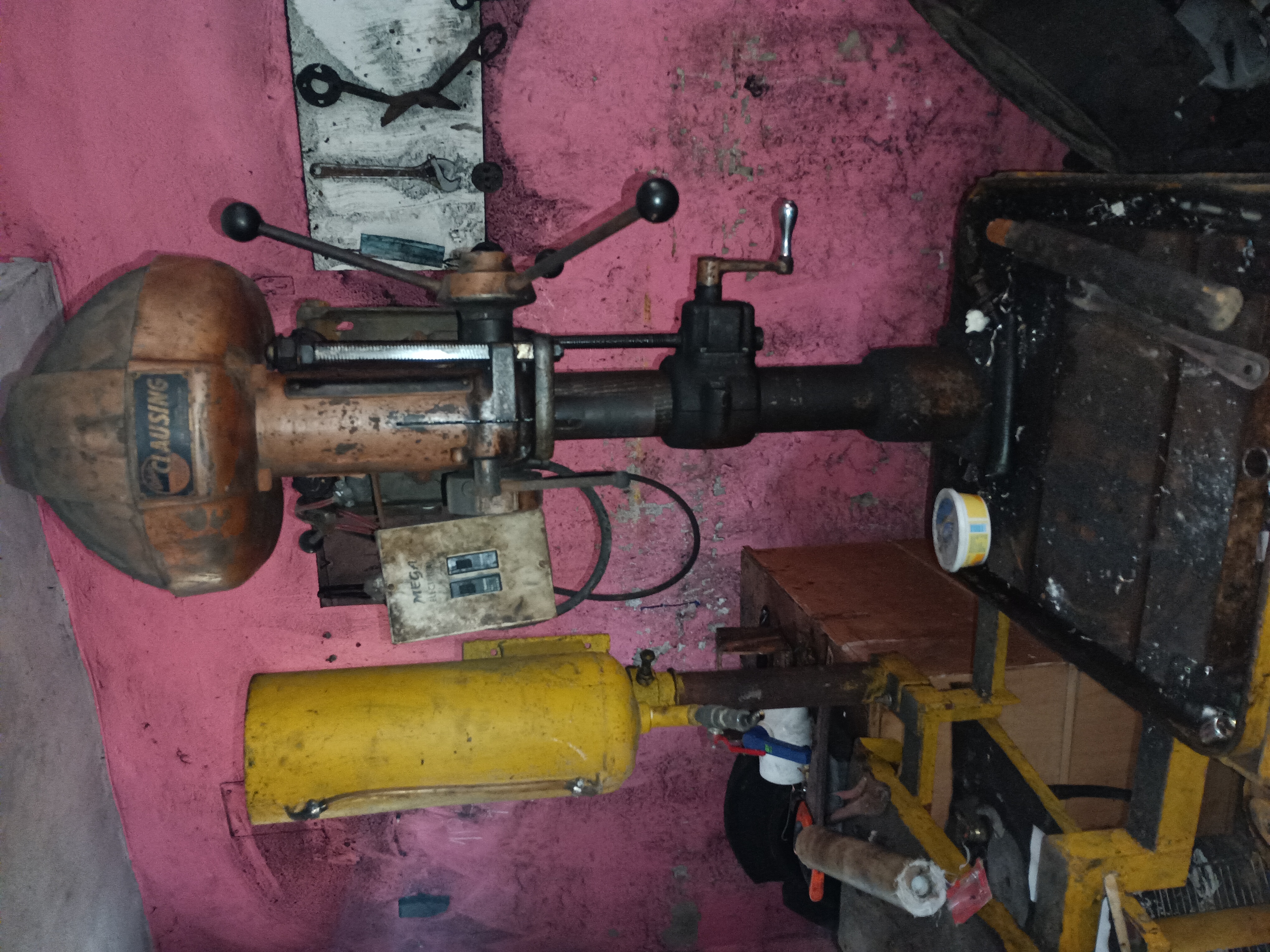 equipos profesionales - Taladro clausing industrial con su prensa 2