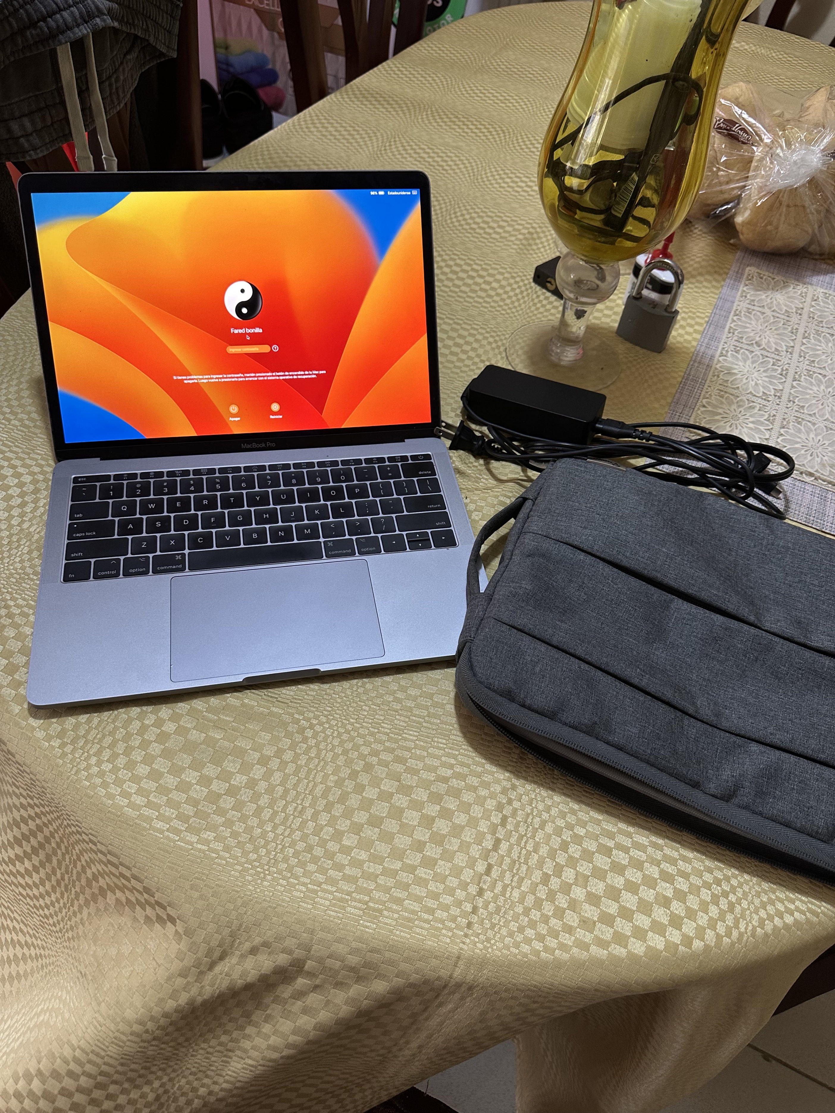 computadoras y laptops - Laptop marca Apple MacBook Pro 2017 con su cargador y bulto original. 121gb/8g