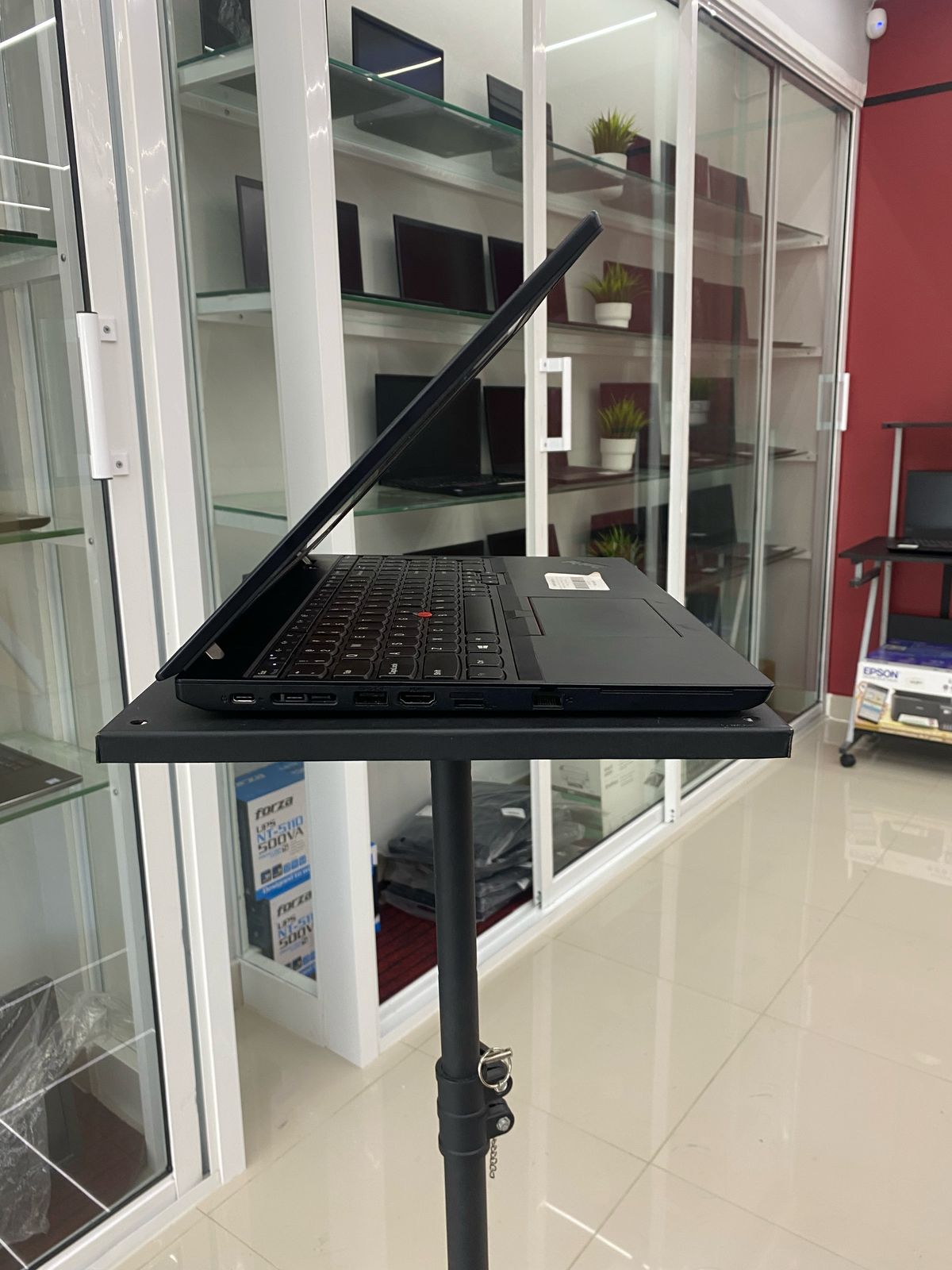 computadoras y laptops - Laptop Lenovo Thinkpad L15, 15.6¨ i5 10ma Gen 8GB  1