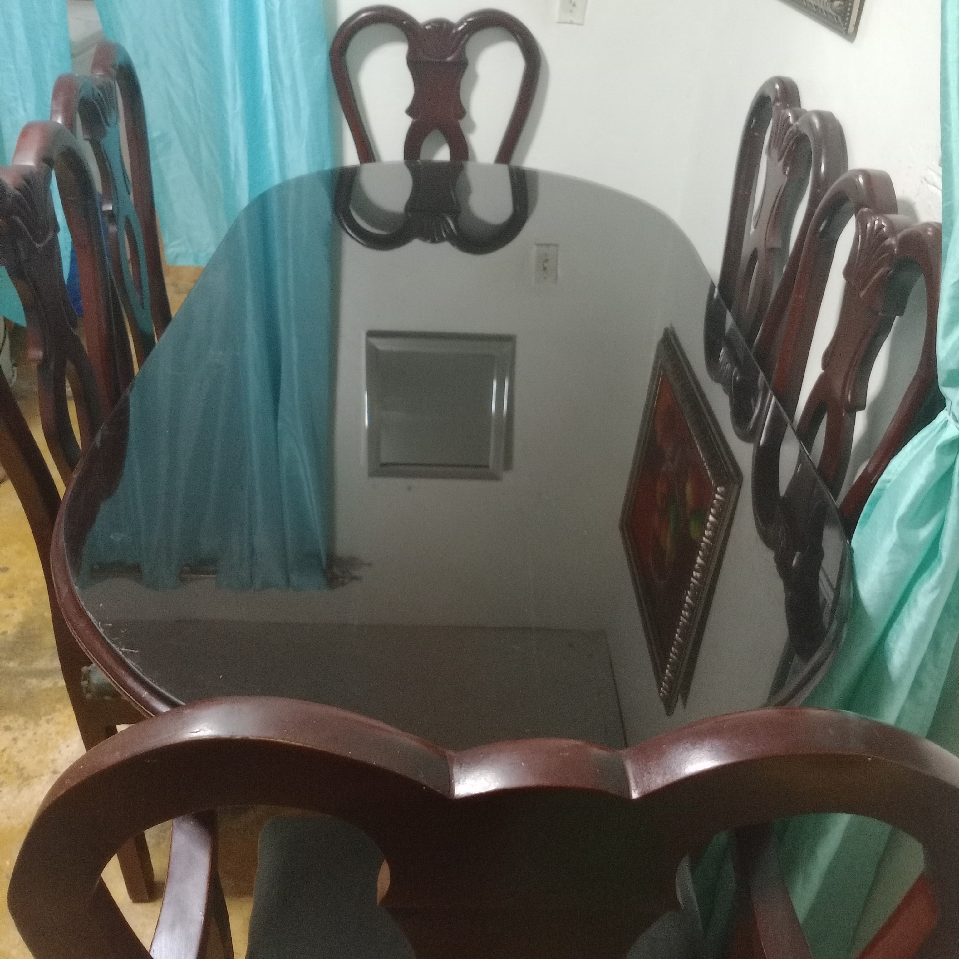 muebles y colchones - Vendo comedor de caoba usado en buen estado.Negociable 0