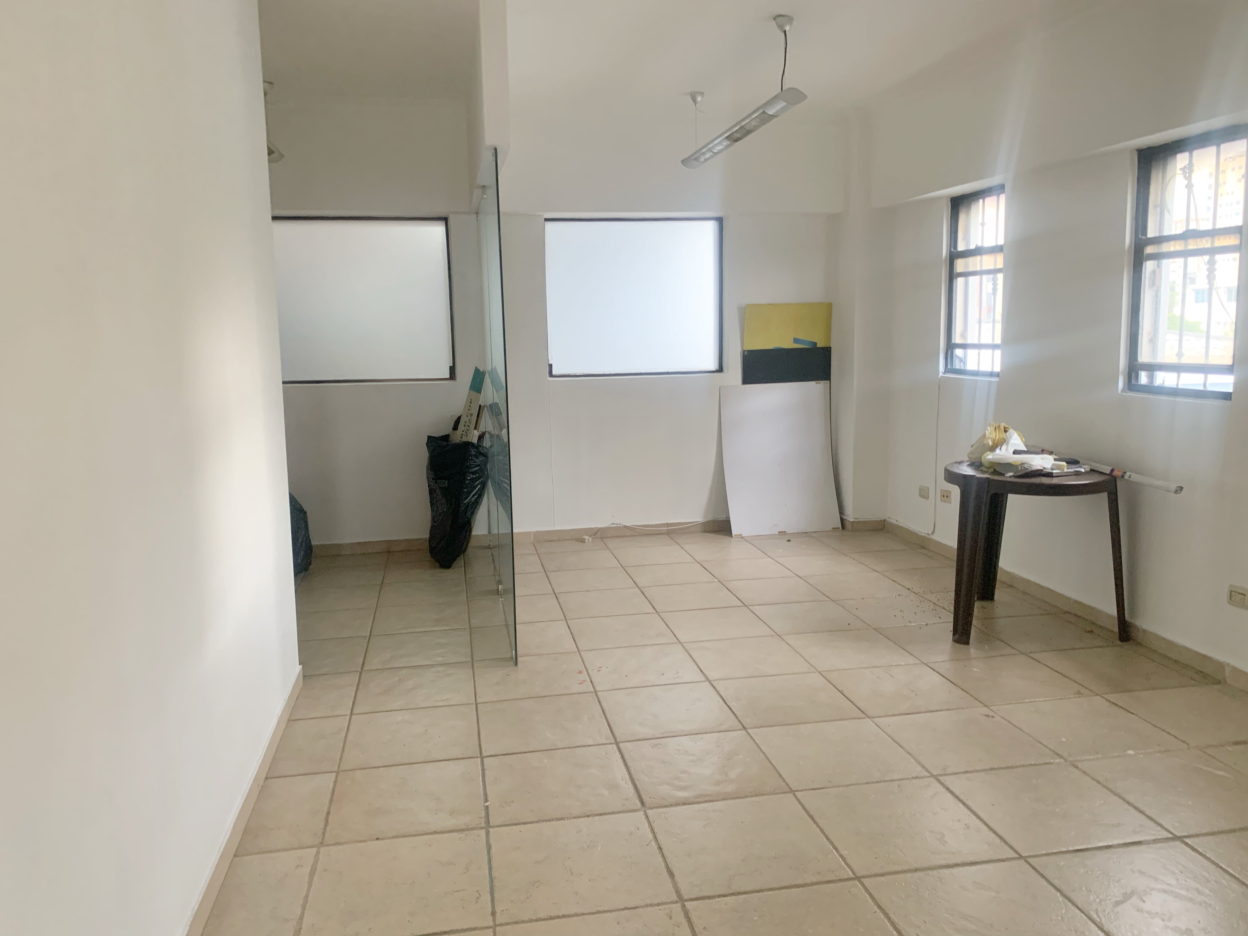 oficinas y locales comerciales - Local céntrico y amplio  2