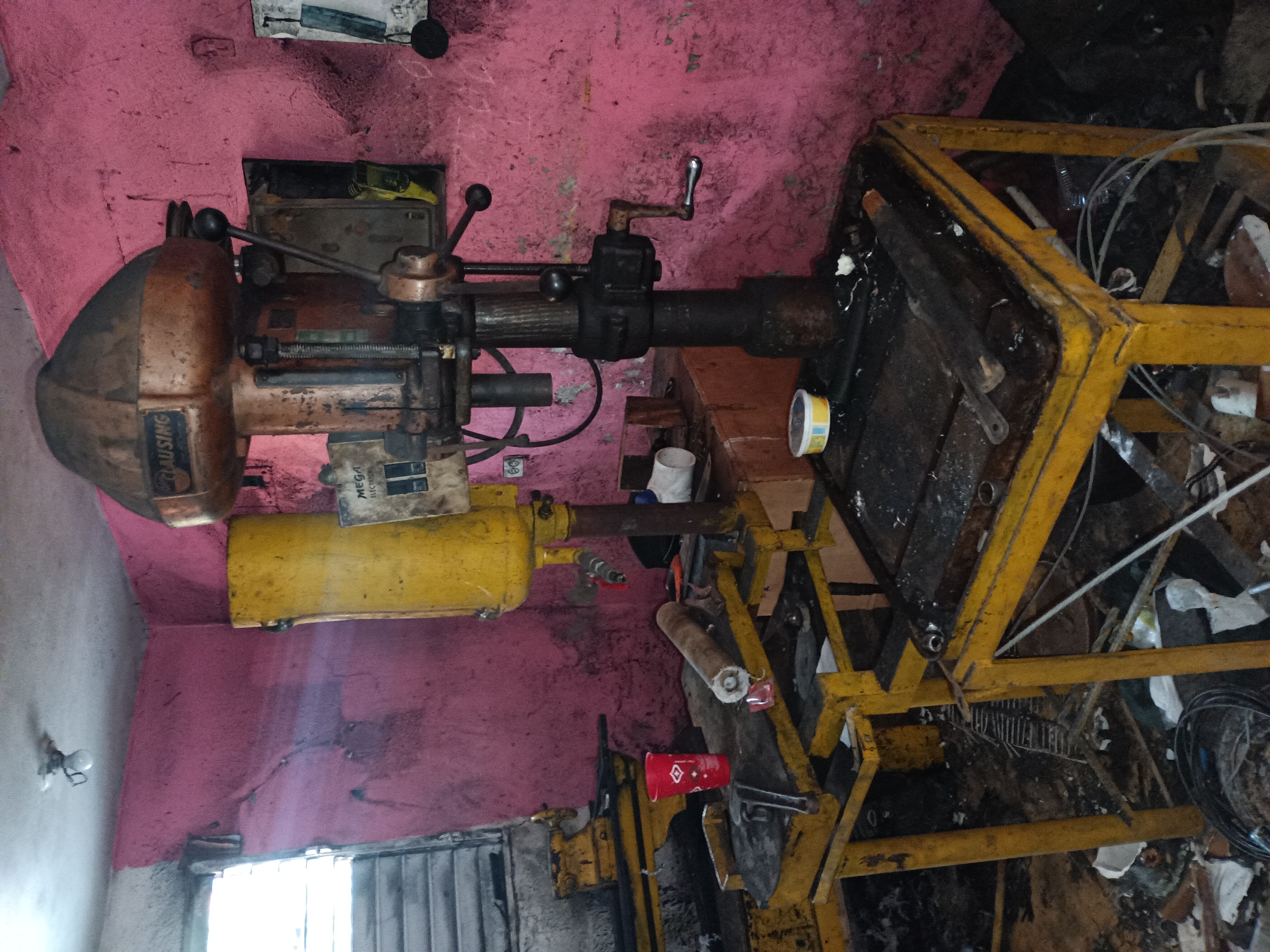 equipos profesionales - Taladro clausing industrial con su prensa 3