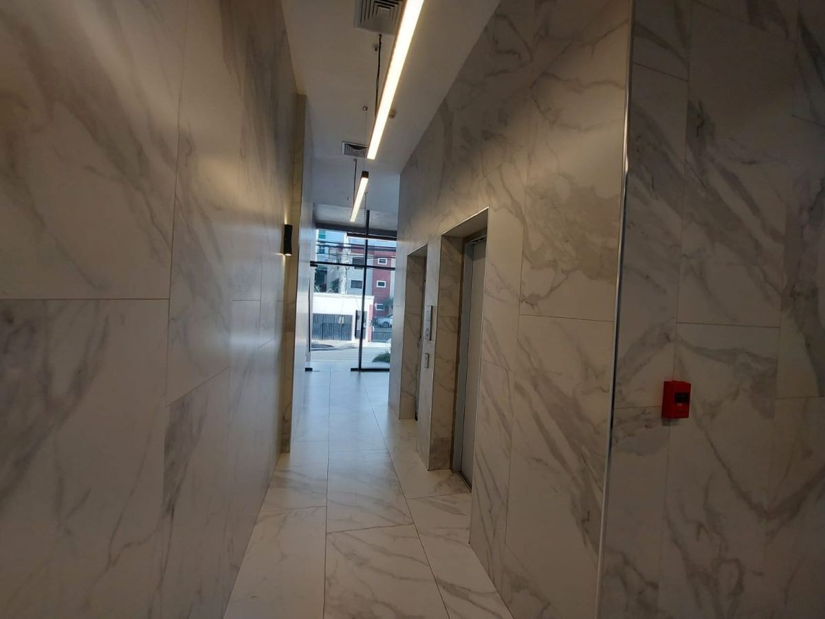 oficinas y locales comerciales - Alquilo Local 46 mts 4to  piso Torre Corporativa en Evaristo
 2