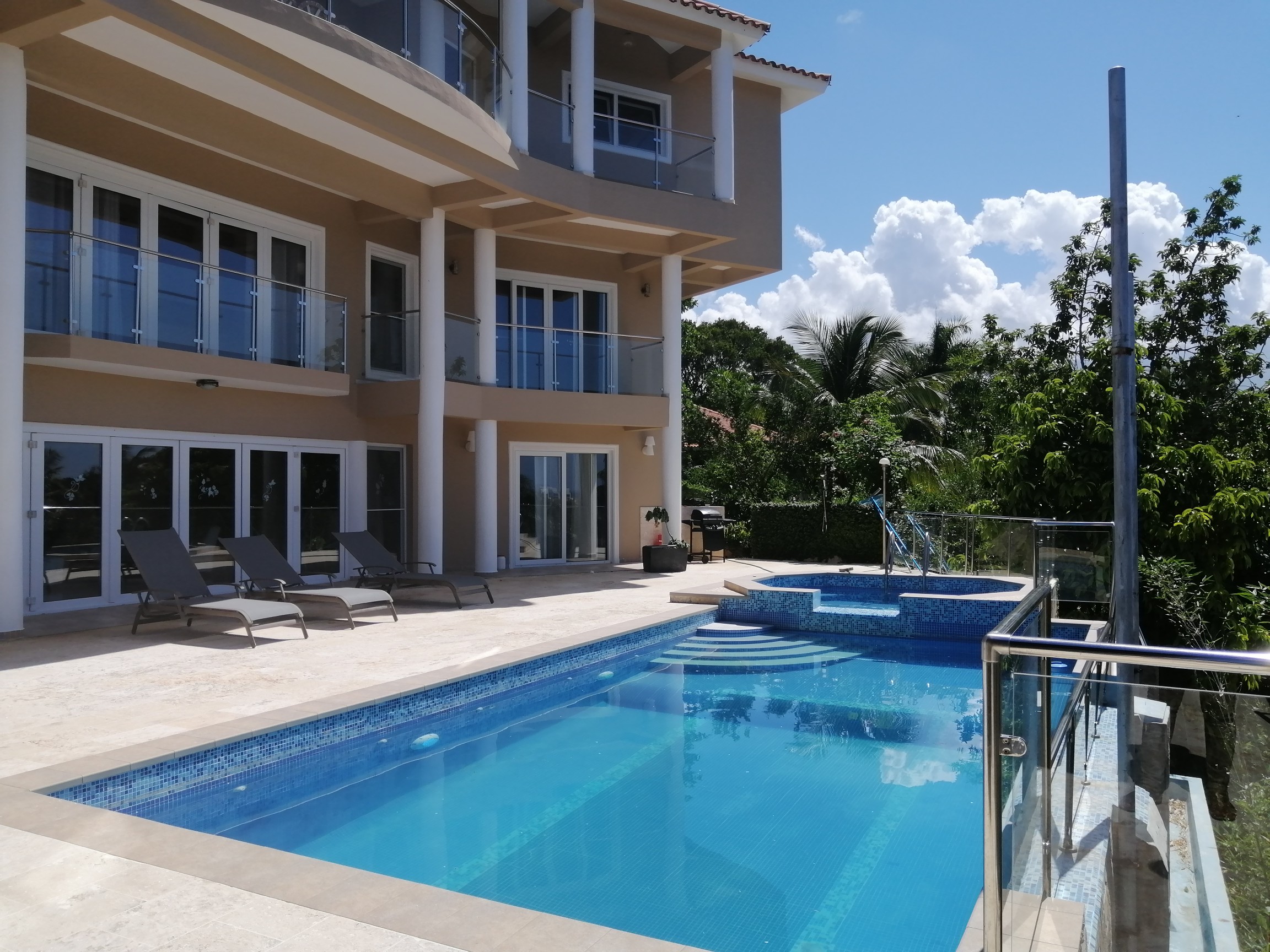 casas vacacionales y villas - Villa en Sosua con vista espectacular panorámica cerca de todo seguridad 24/7