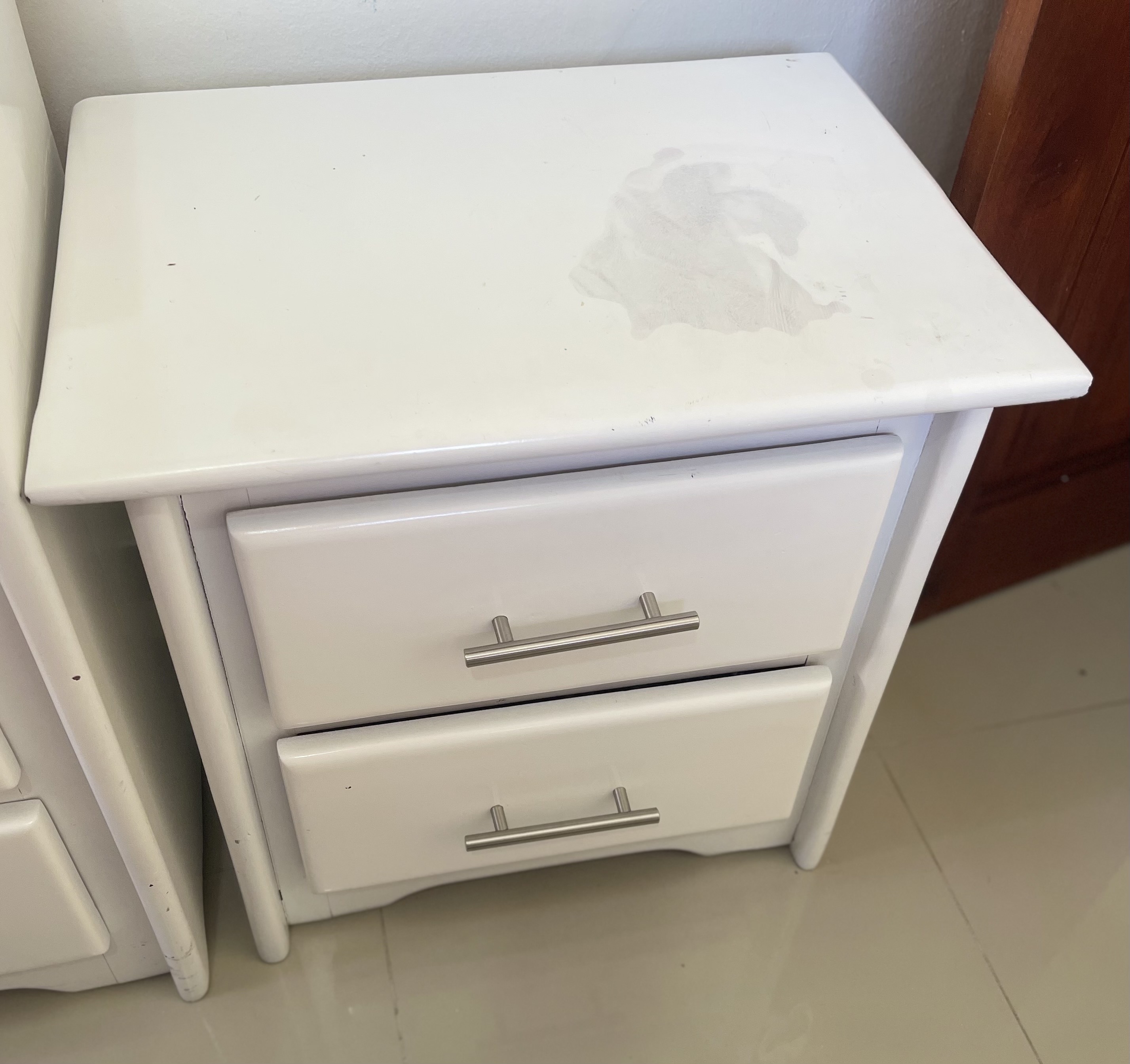 muebles y colchones - juego de gabetero de 6 gabetas y dos mesas de noche en Caoba pintado a blanco 2