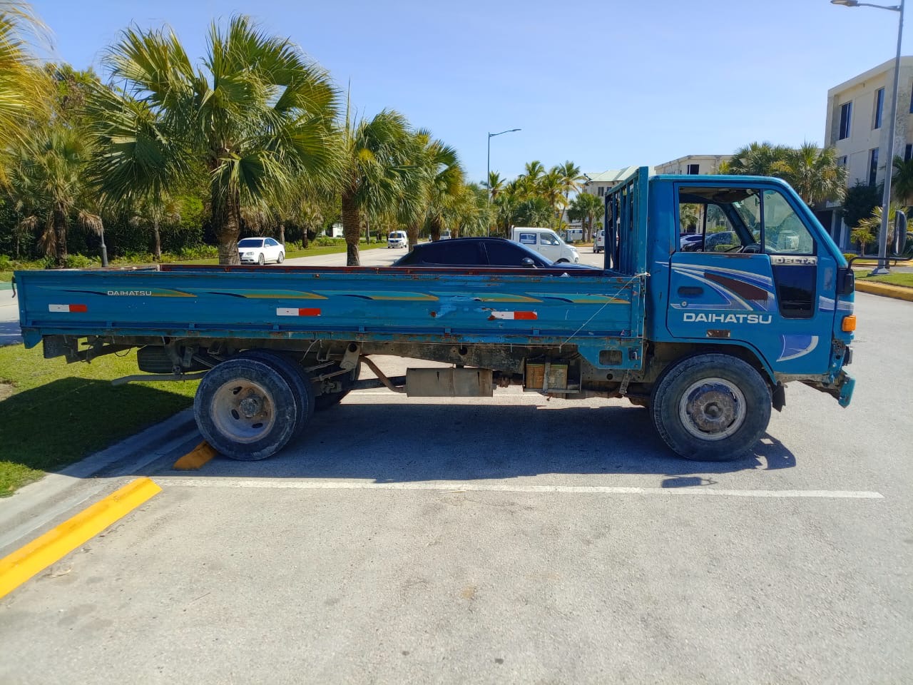 camiones y vehiculos pesados - Vendo Daihatsu Delta cama larga