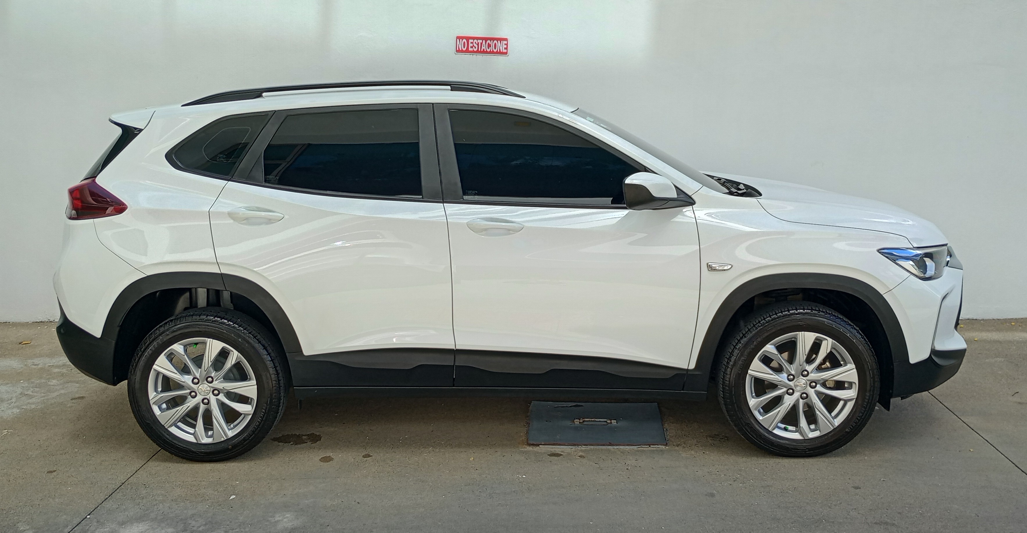 jeepetas y camionetas - CHEVROLET TRACKER LT 2023 con 7100 Kilómetros 1