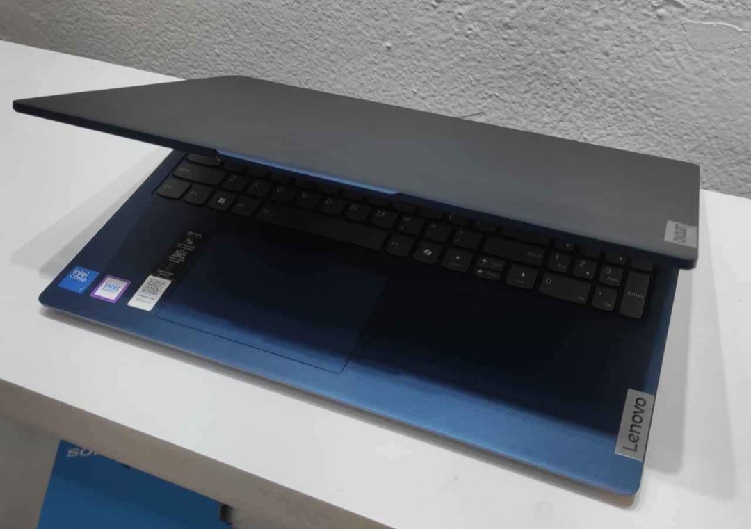 computadoras y laptops - Lenovo IdeaPad Slim 5 16" WUXGA Touch, Intel 7 Ultra, 16GB RAM, 1TB SSD, Nueva 3