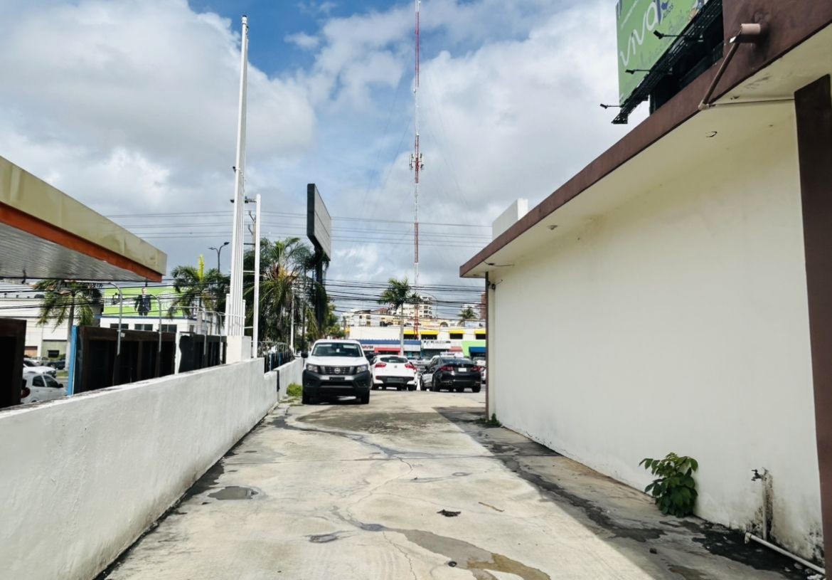 oficinas y locales comerciales - Mirador Norte local comercial ideal para dealer 1,041m2 4