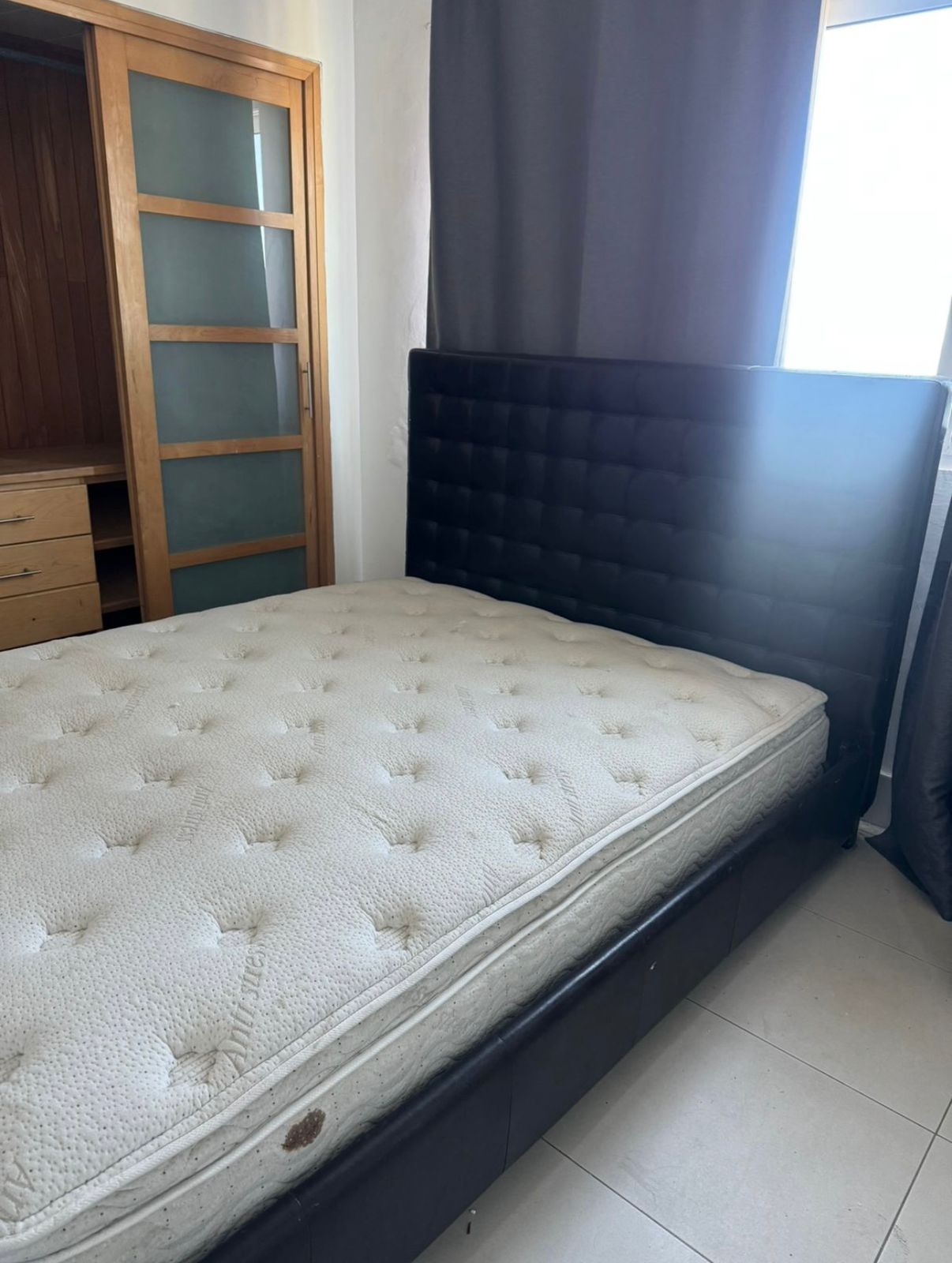 muebles y colchones - Base, colchon ortopedico y 1 mesita de noche.  0