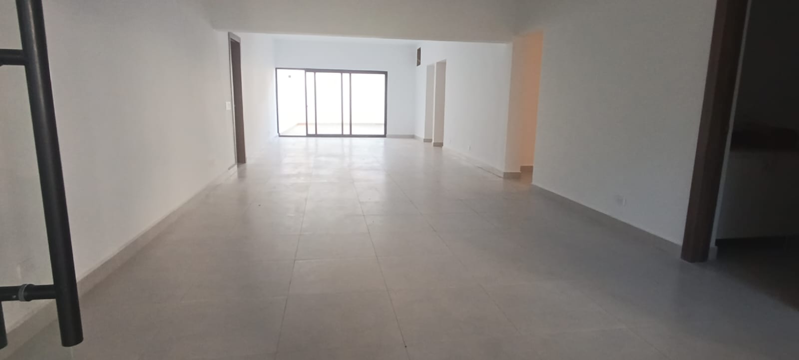 oficinas y locales comerciales - En La Rómulo Amplio Local Ideal para Negocios, excelente ubicación 0