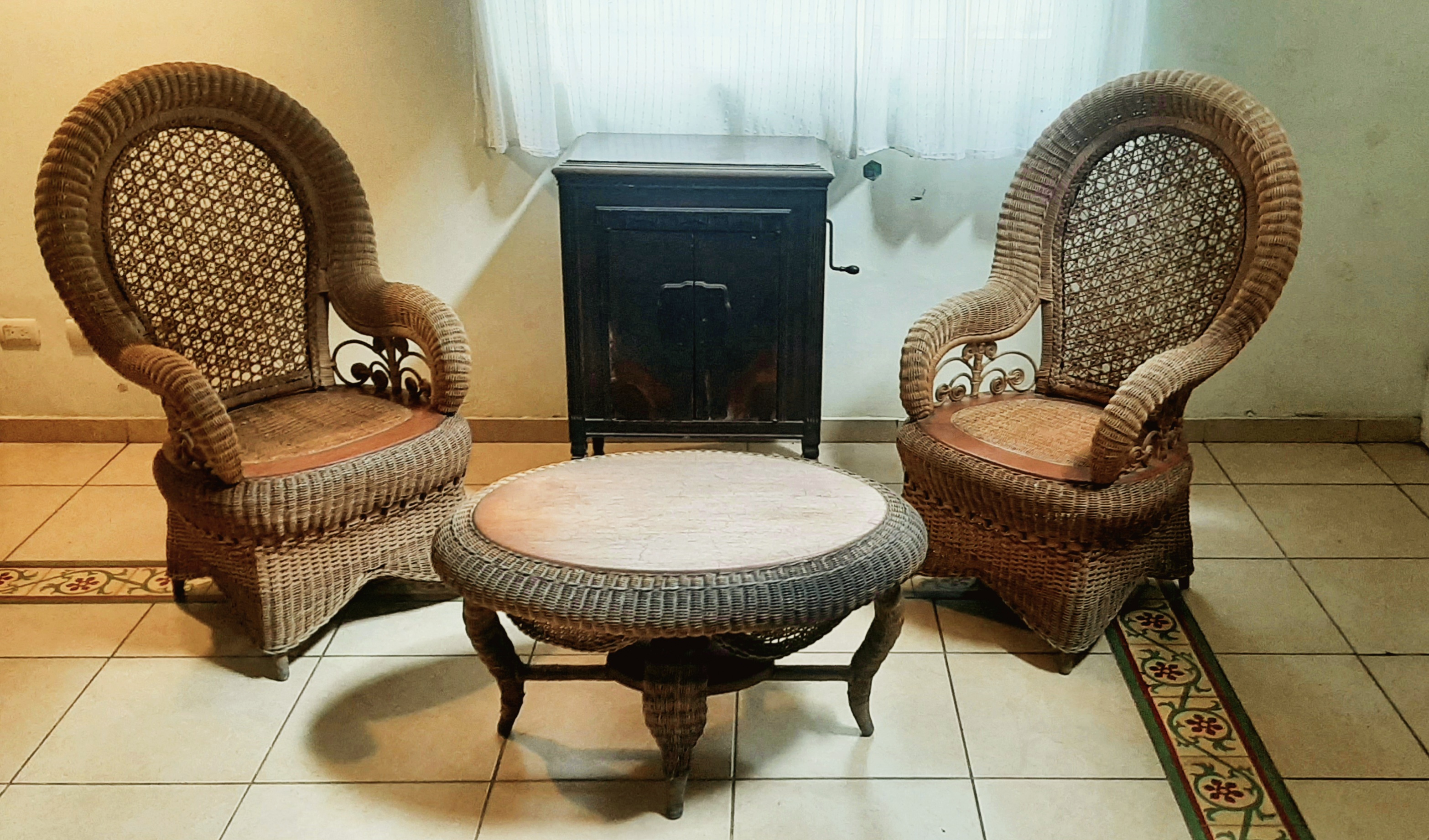 muebles y colchones - 2 Sillones y Mesita de Mimbre y Caoba 2
